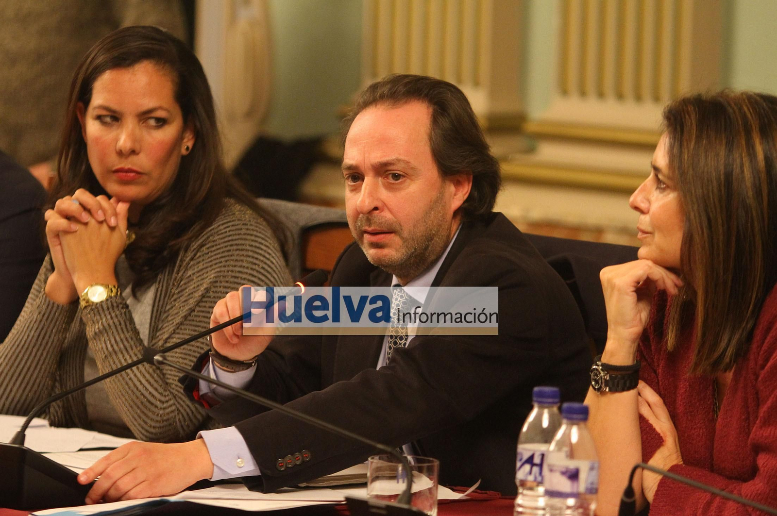 Imágenes del pleno en el ayuntamiento de Huelva para aprobar el pago de la deuda del Recre con Hacienda.