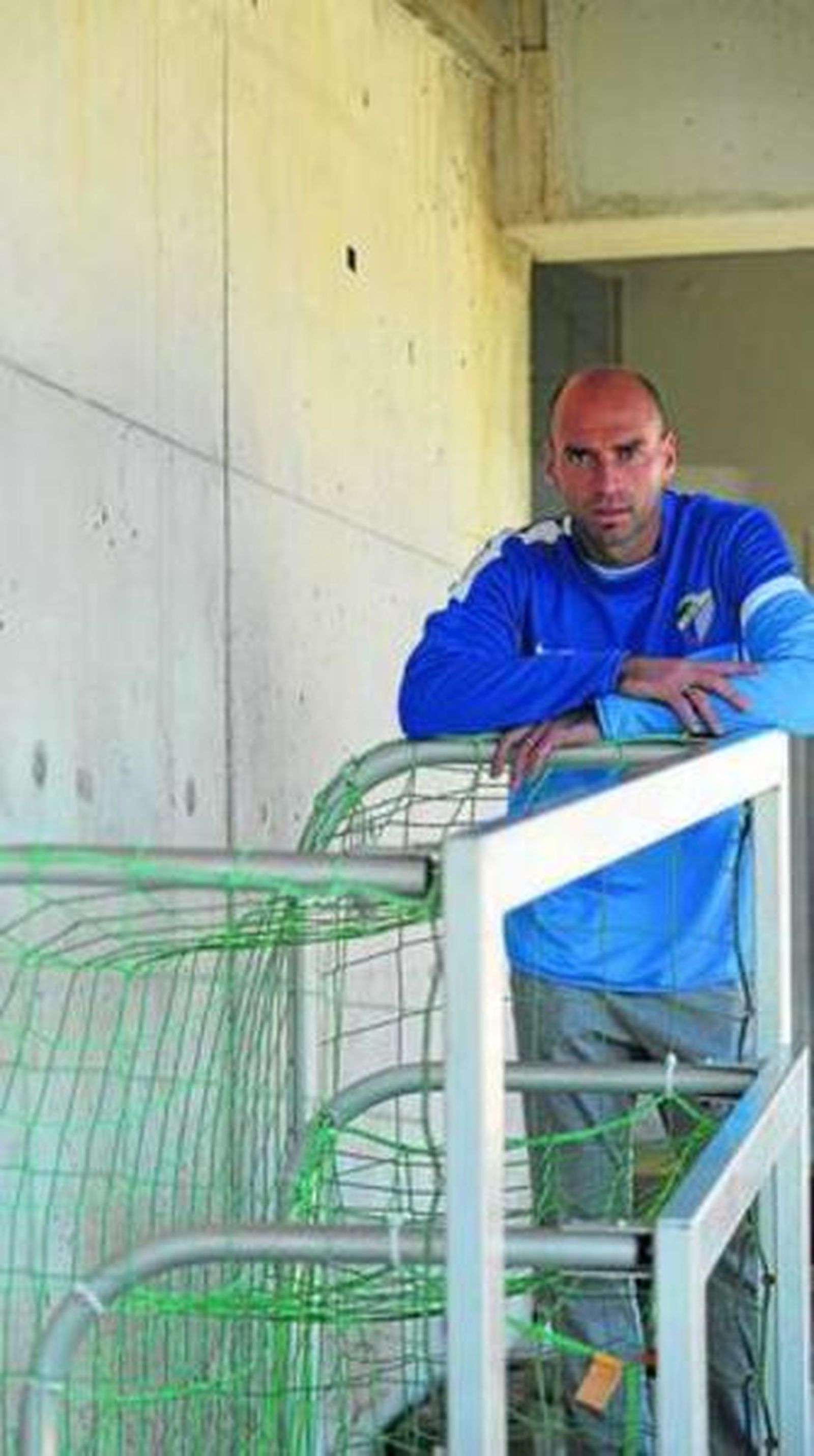 Caballero posa en el estadio de atletismo Ciudad de Málaga.