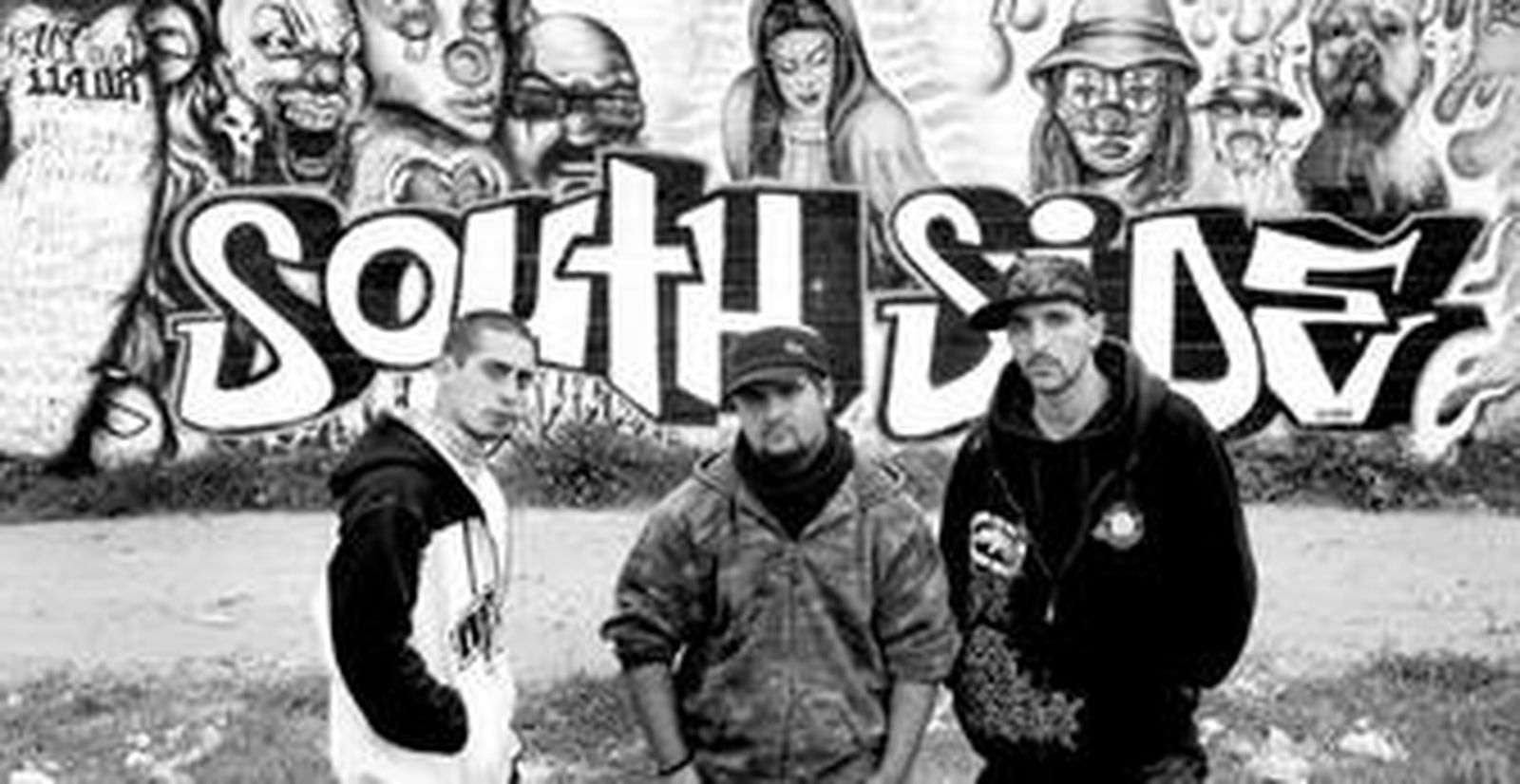 Johnny, José y El Largo, del grupo de rap DPC, ante uno de los grafitis de la zona sur de Jerez.