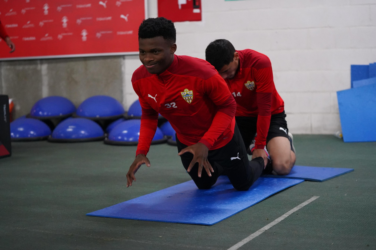 Ramazani realiza un ejercicio ayudado por Robertone