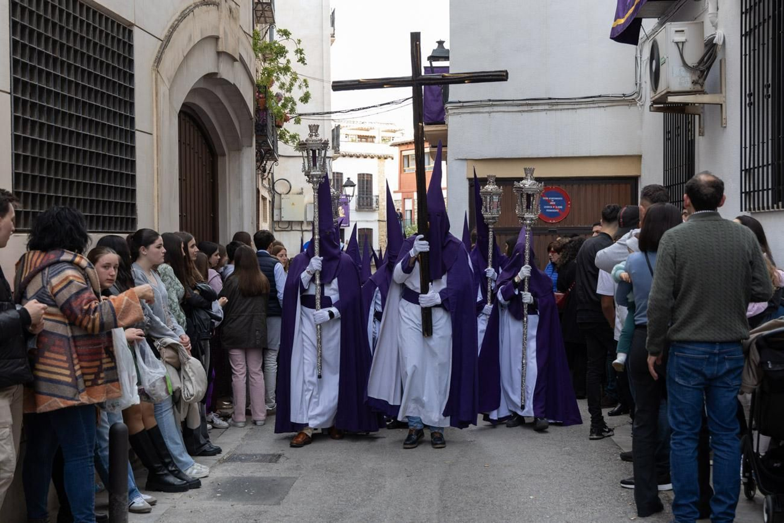 Las cofradías de la Vera Cruz, Expiración y Gran Poder lucen sus cortejos en la calle