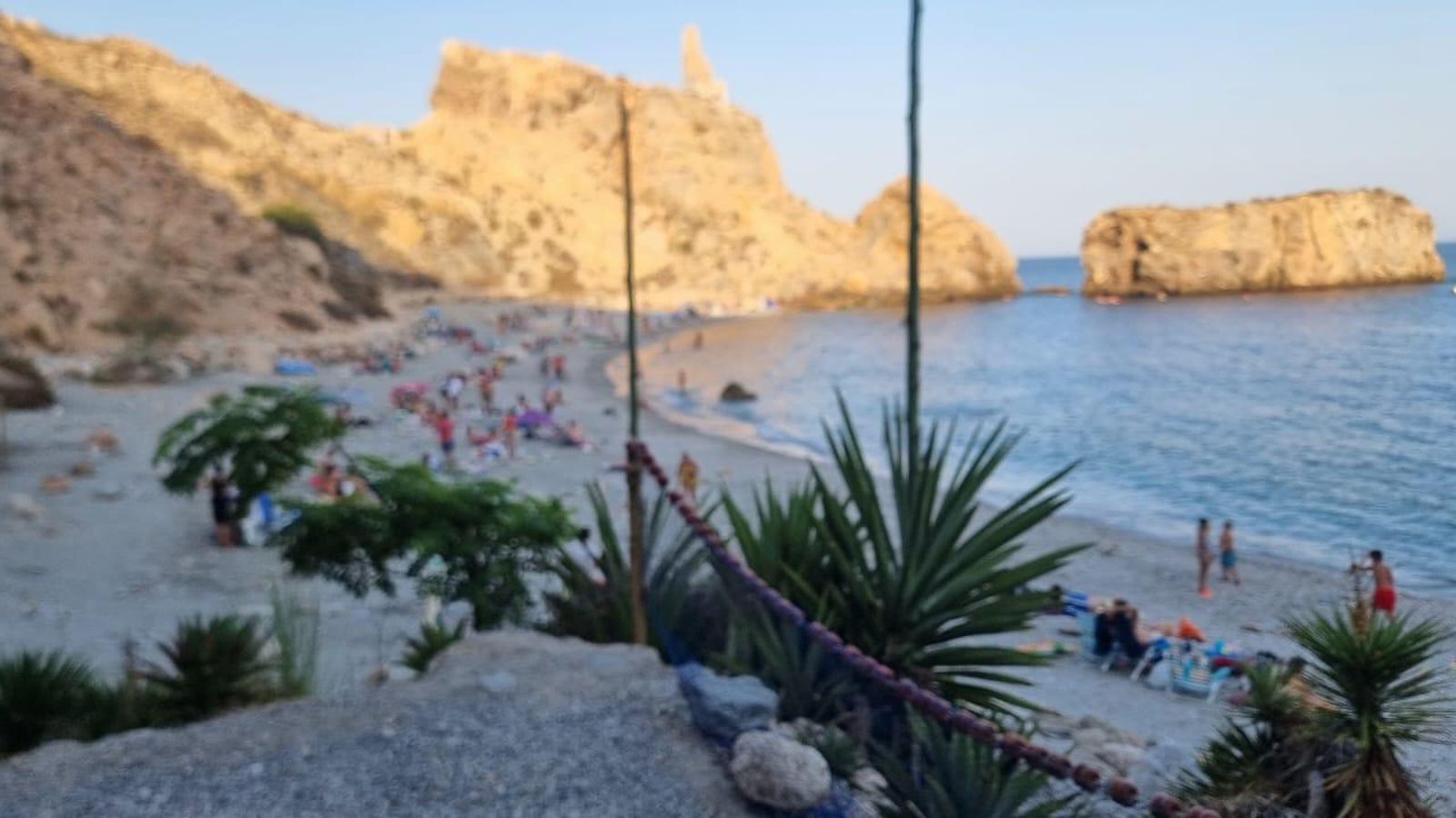 El chiringuito está en comunión natural con la cala