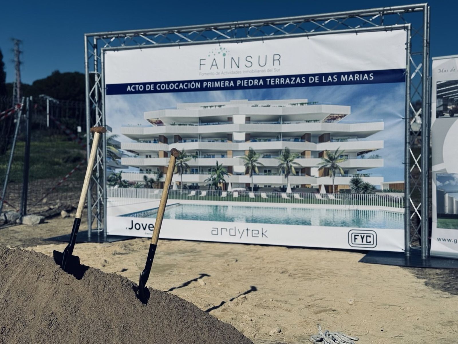 Una imagen de la colocación de la primera piedra.