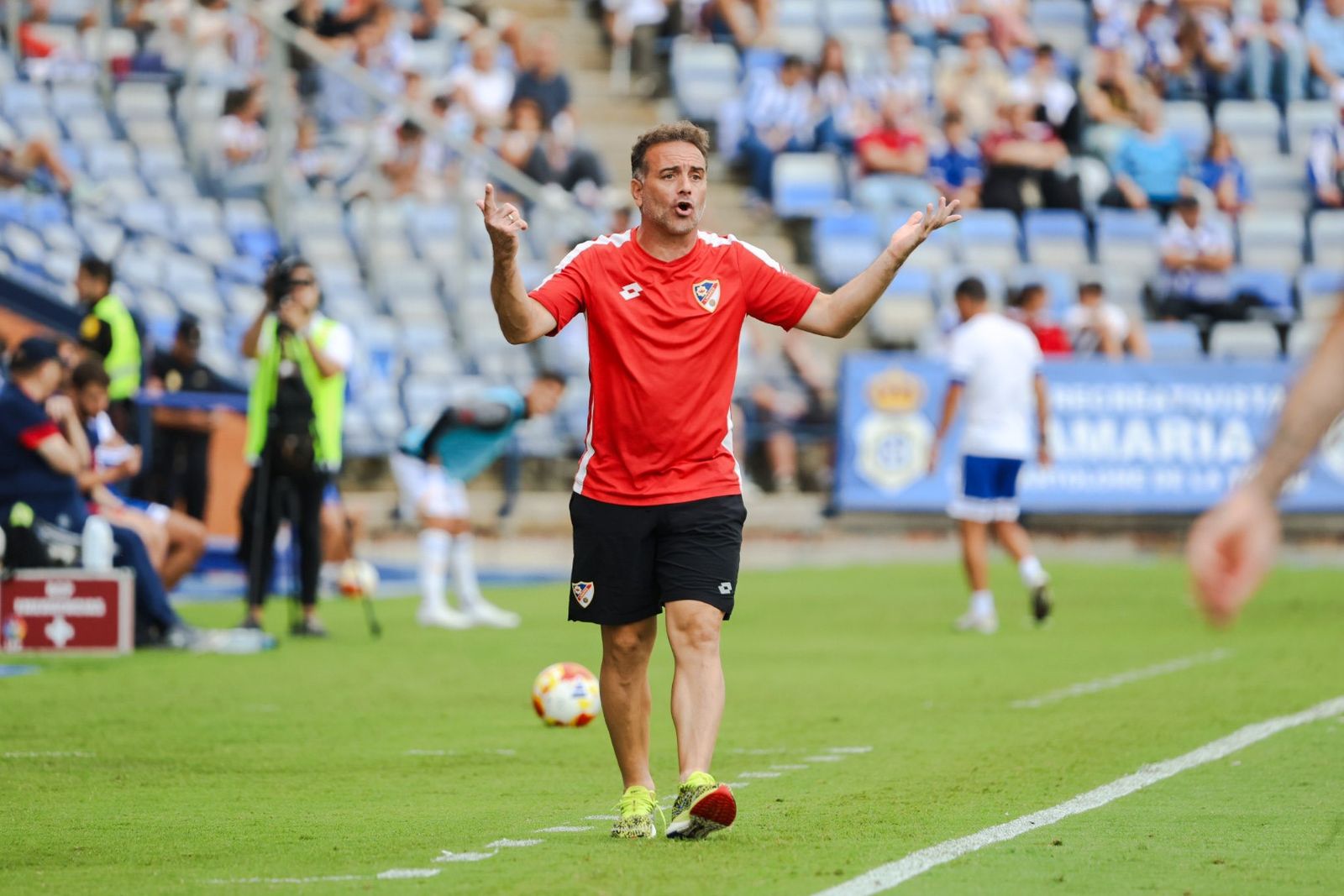 Pedro Díaz da indicaciones en la visita del Linares a Huelva.