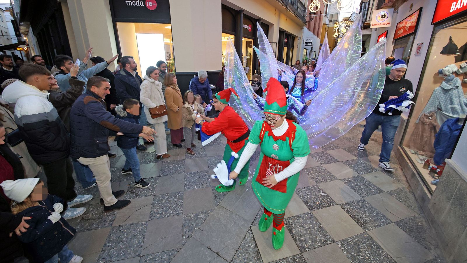 Imágenes del pasacalle navideño de Acoje por el centro de Jerez