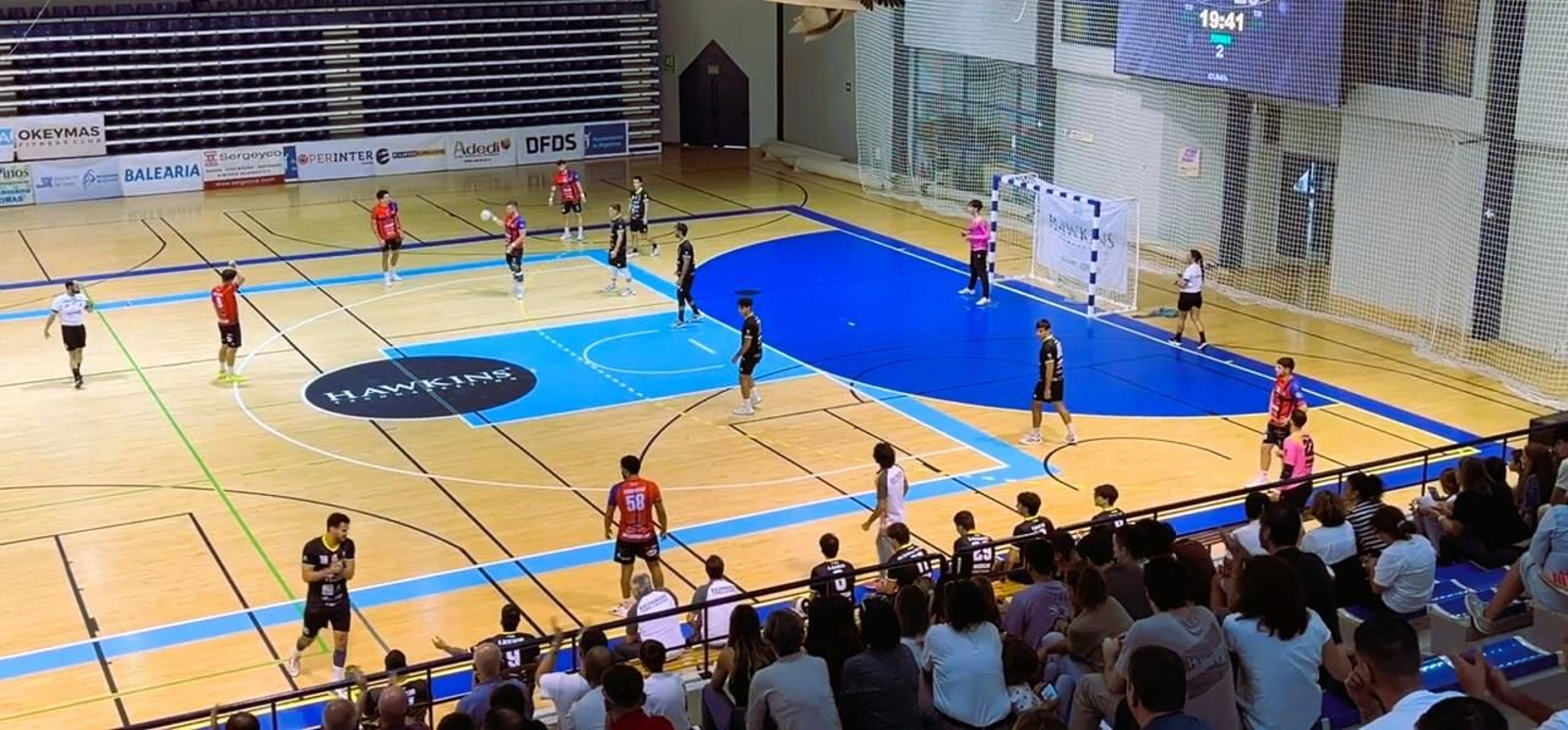 Imagen desde la grada de una acción del encuentro entre los canterano-sureños y los algecireños.