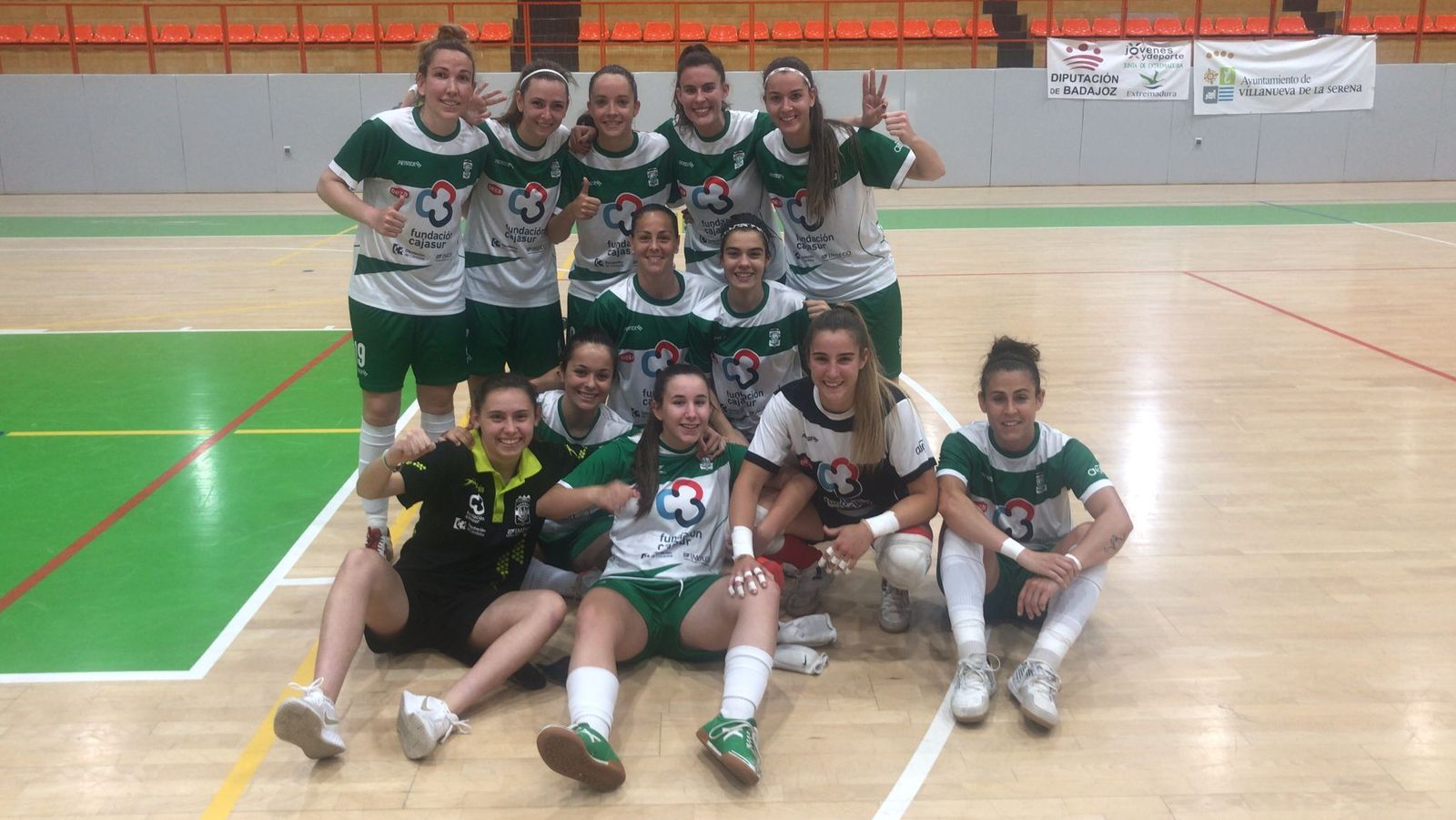 Las jugadoras del Cajasur Deportivo Córdoba celebran la victoria ante La Cruz.