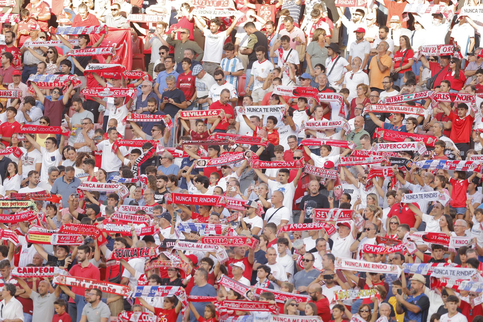 Búscate en las fotos del Sevilla-Almería