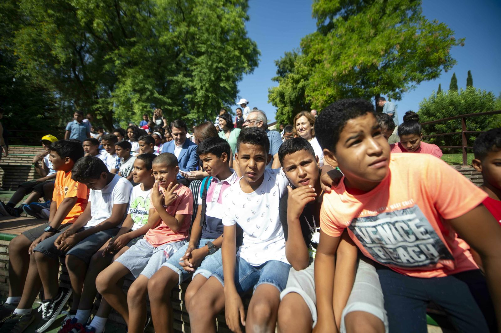 Bellido posa con los niños en la recepción en el Jardín Botánico