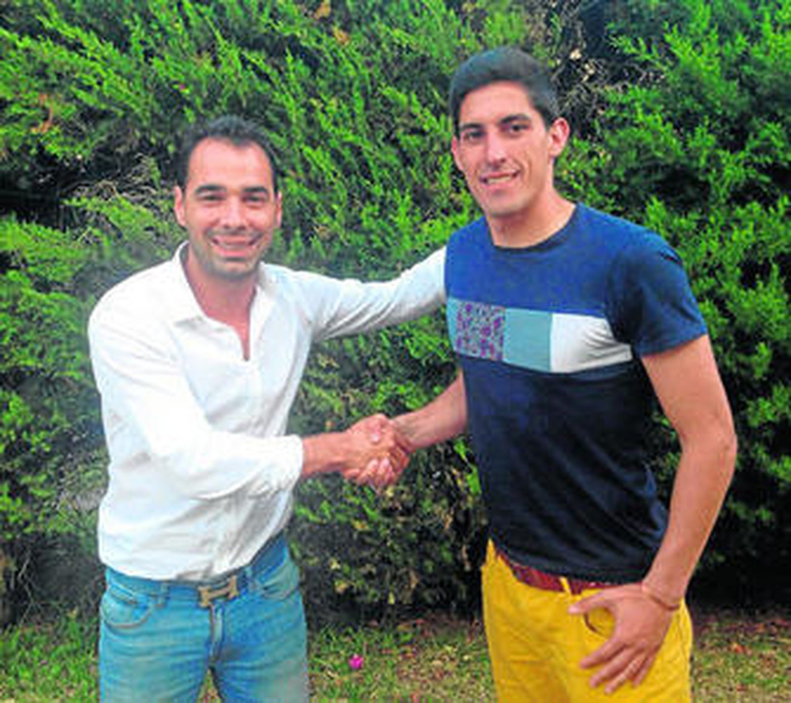 Alberto Prada (d) estrecha la mano a Jorge Cordero, tras llegar a suelo gaditano.