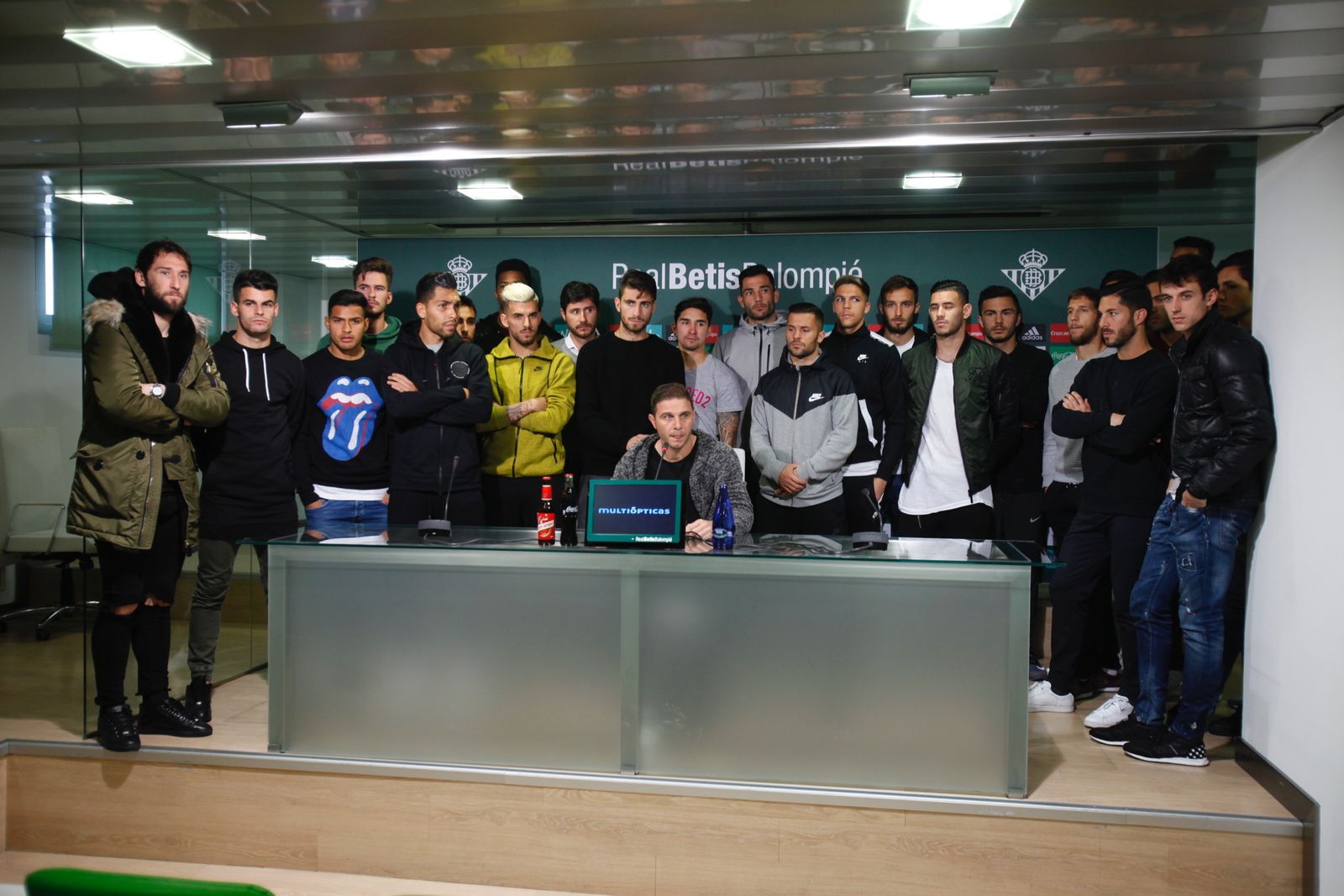 Los jugadores del Betis leen el comunicado de apoyo a Zozulya