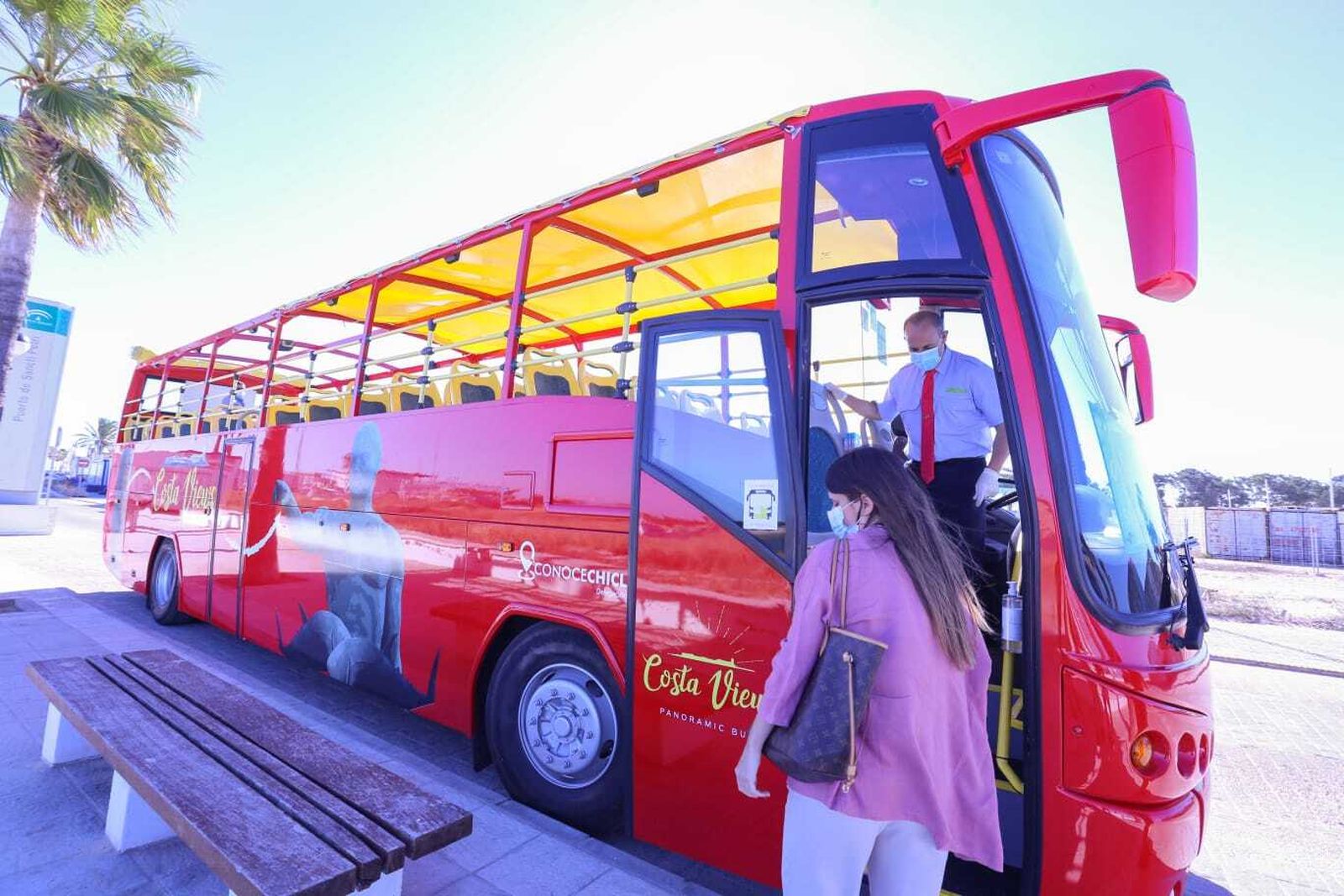 Vista del autobús panorámico que recorrerá el litoral chiclanero.