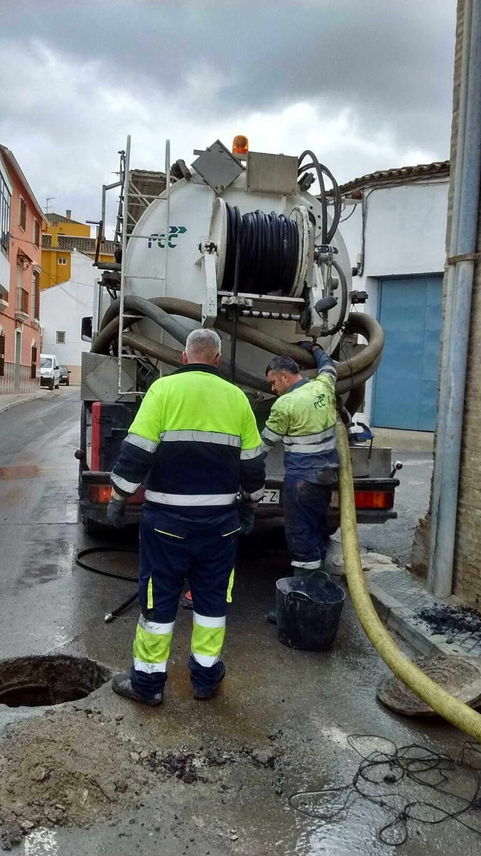 Unos operarios proceden a un desatasco. Unos operarios proceden a un desatasco.