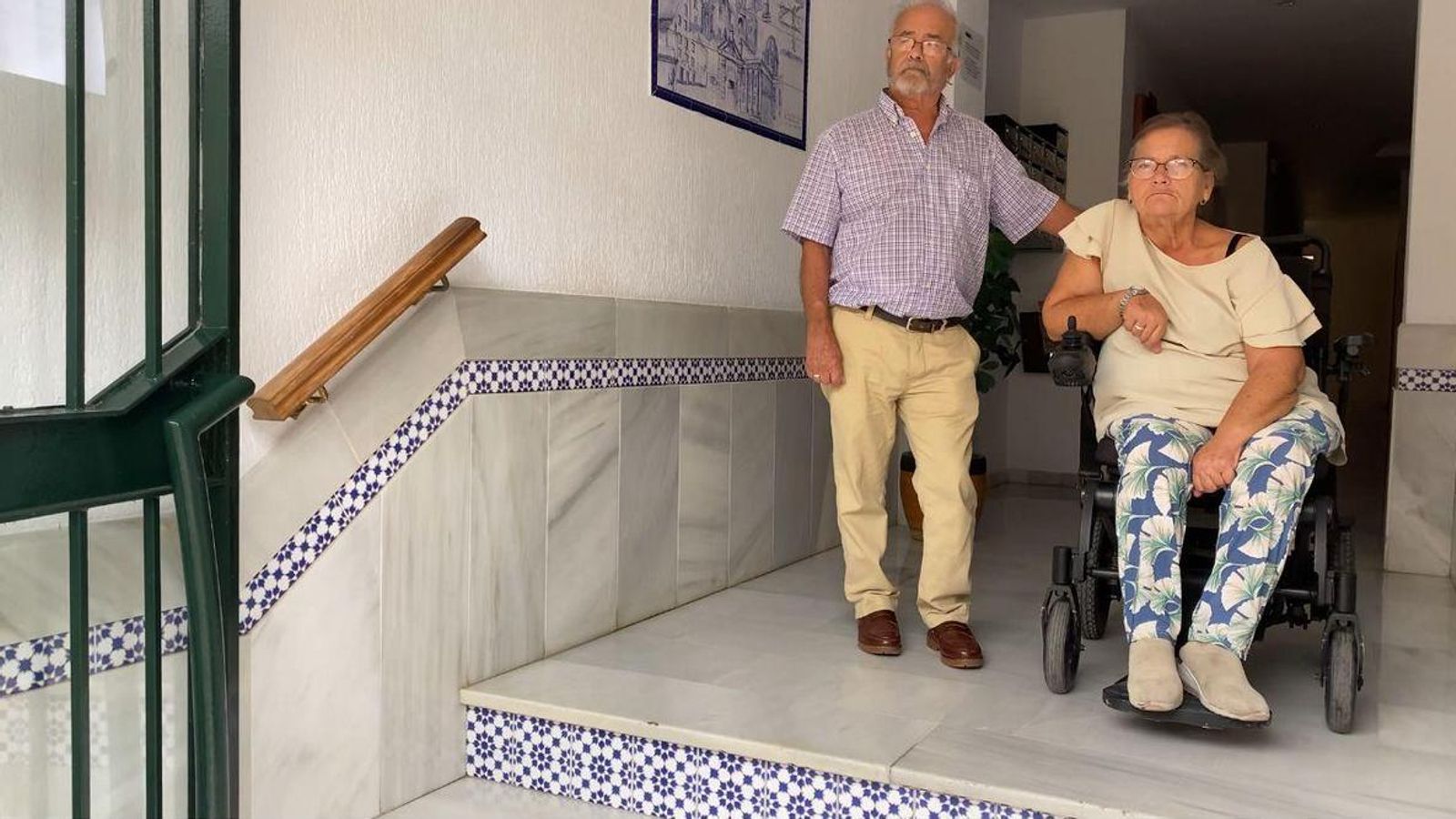 Carmen y Antonio tienen que sortear cada día estos escalones para salir a la calle. Carmen y Antonio tienen que sortear cada día estos escalones para salir a la calle.