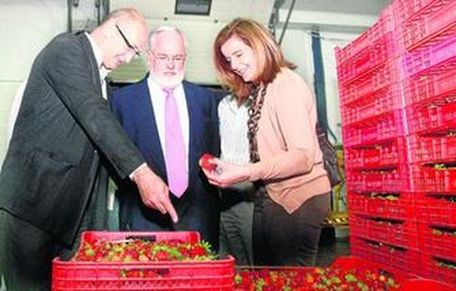 Juan José Volante, Miguel Arias Cañete y Fátima Báñez, en la Cooperativa Cuna de Platero de Moguer.
