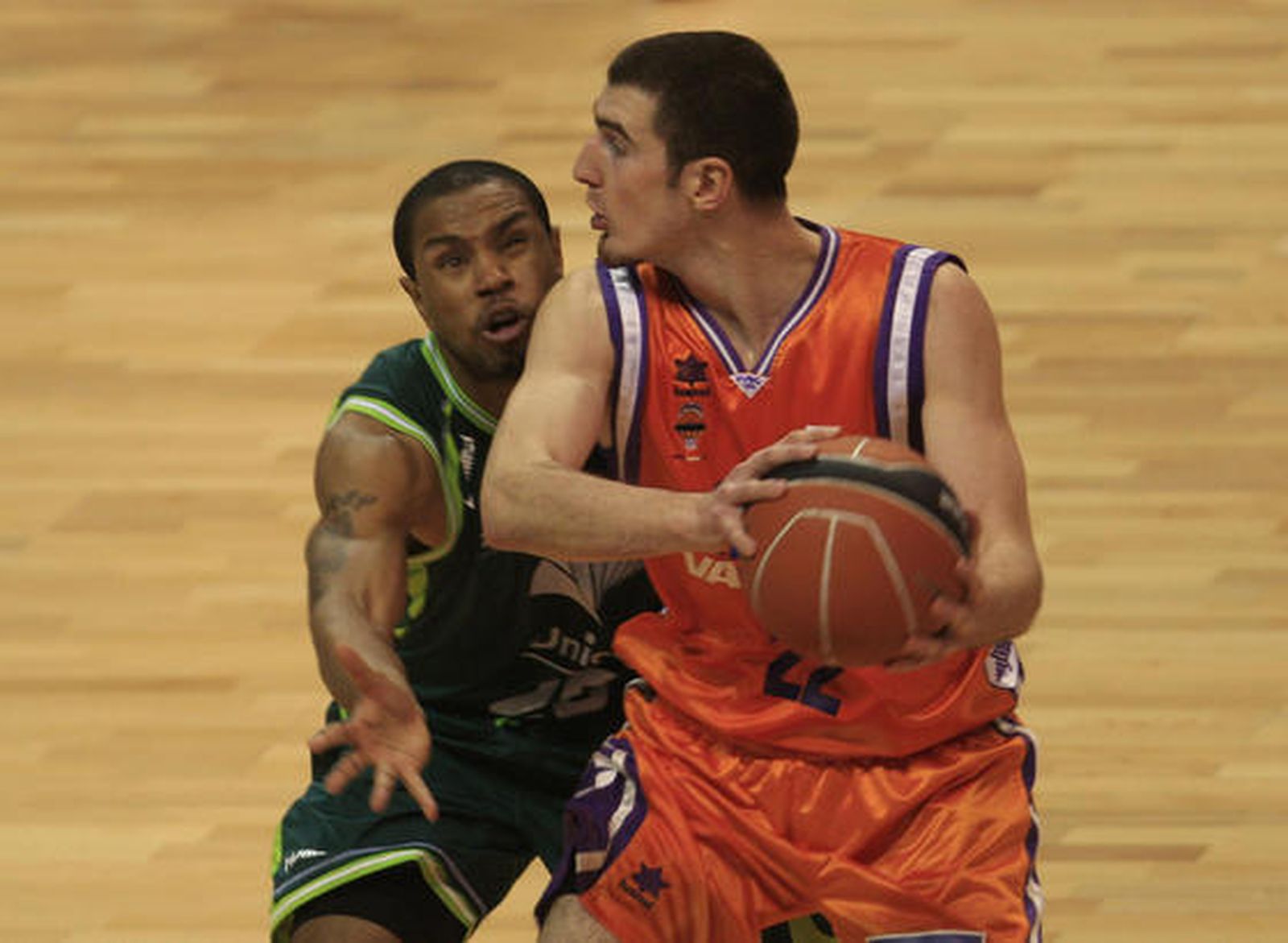 El Unicaja pierde contra el Power Electronics (64-70) y se aleja de la Copa del Rey

Los de Aíto lo intentaron hasta el final, pero la precipitación y el mal día en los tiros decantaron el encuentro para los valencianos.

Foto: Sergio Camacho / Agencias
