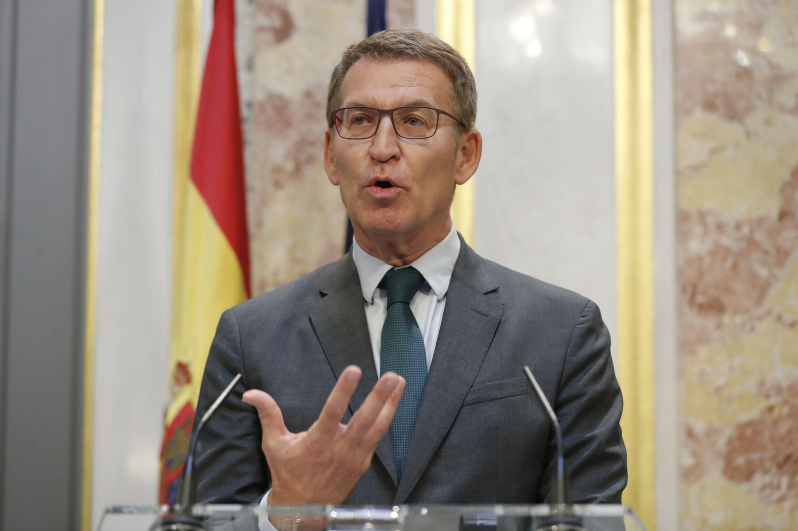 Alberto Núñez Feijóo da una rueda de prensa en el Congreso de los Diputados.