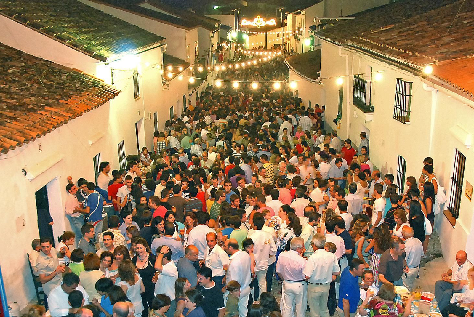 Gran animación en la calle Larga de Higuera en una pasada edición de la sangría.