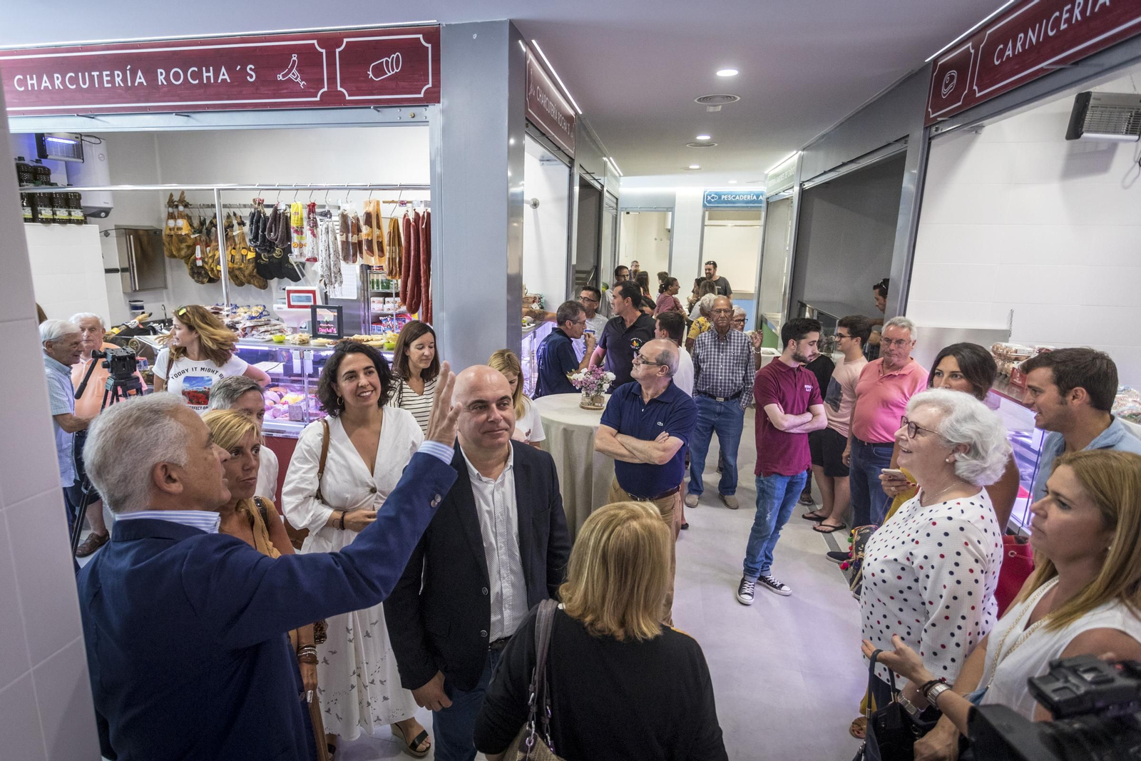 Nicolás Lucero explica a las autoridades e invitados los pormenores del nuevo mercado La Paz.