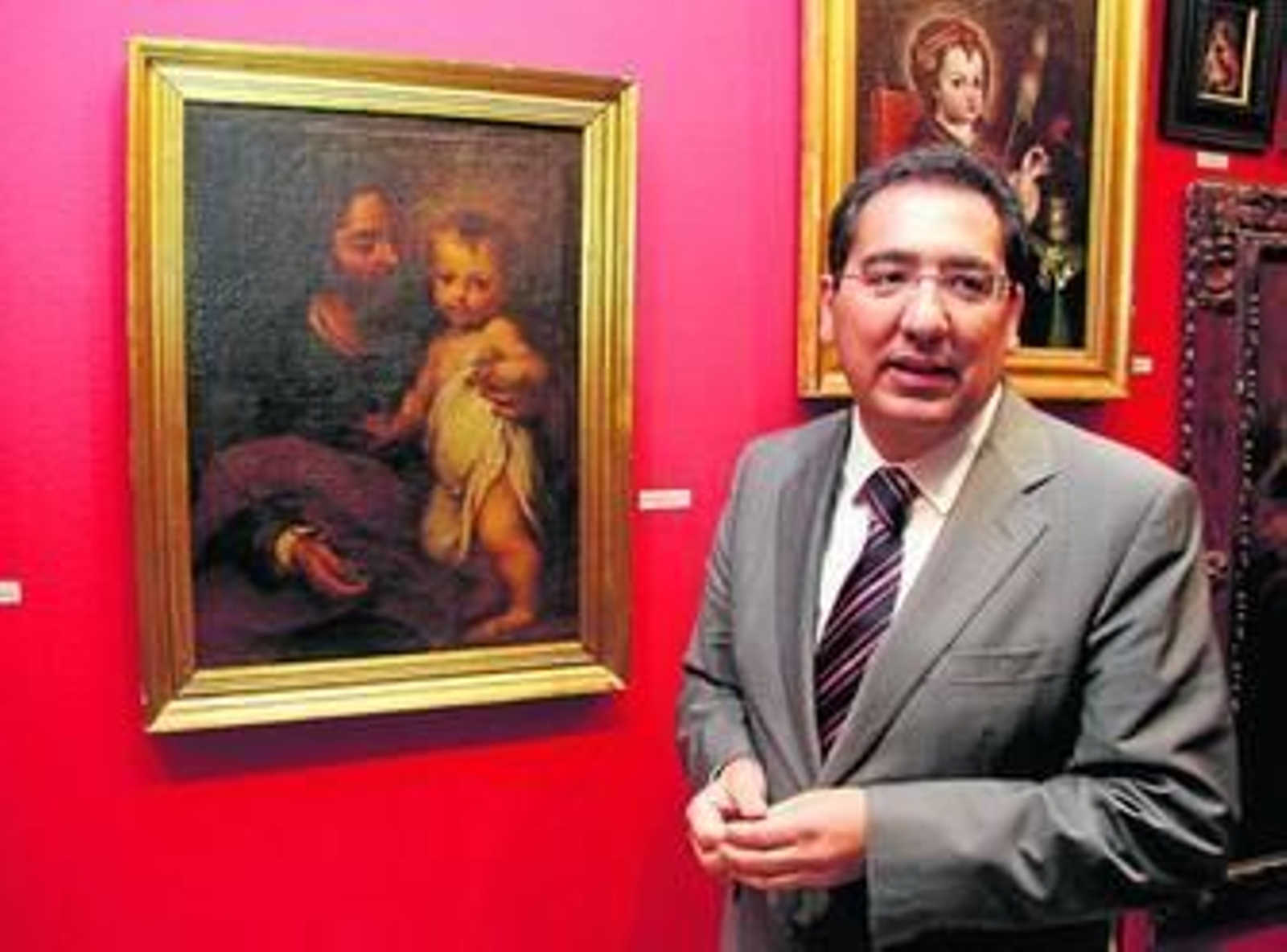 Antonio Pulido ante la obra 'San José con el Niño' de Murillo.