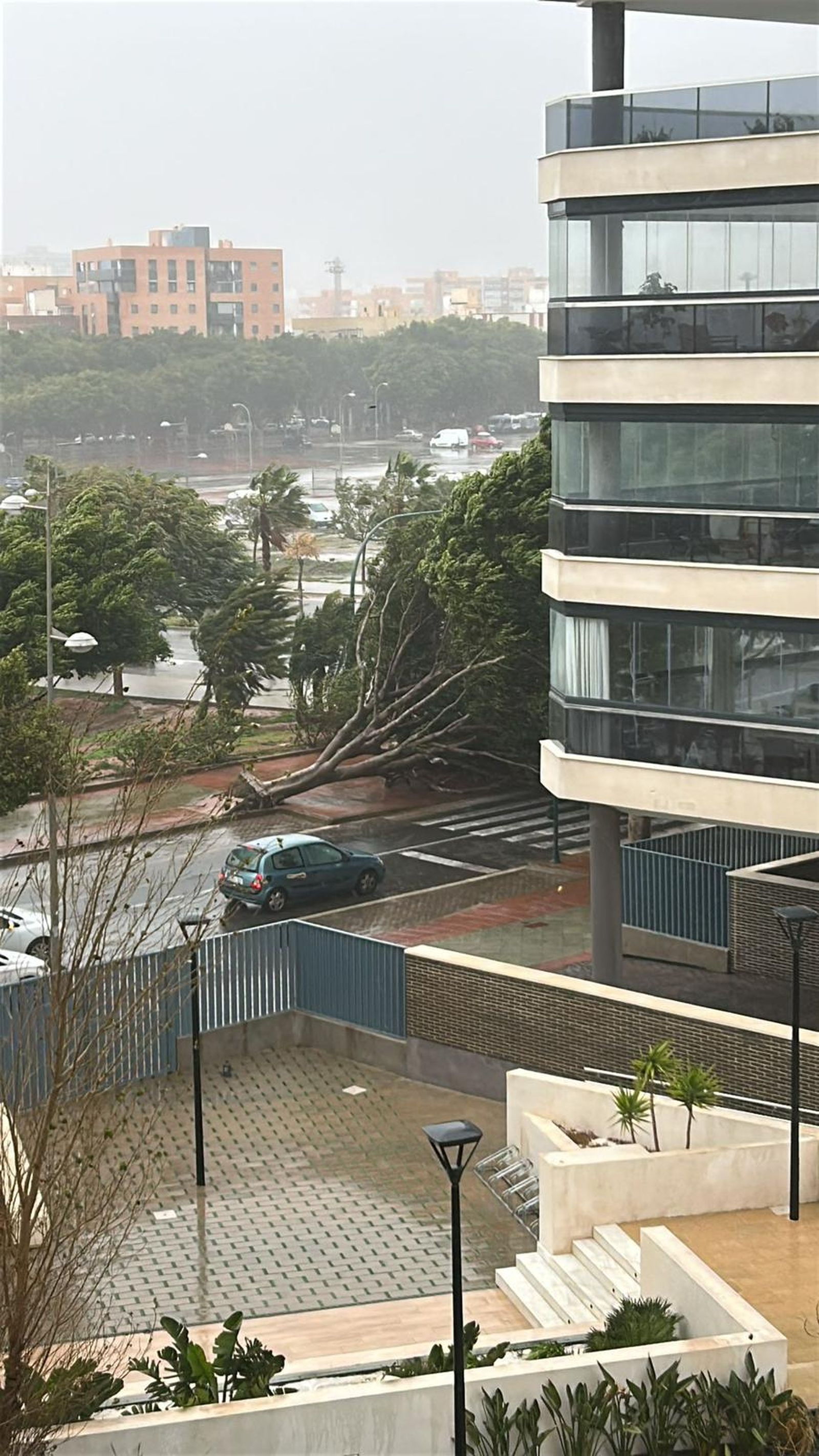 En imágenes: el temporal Kristin mantiene en vilo a toda la provincia de Almería