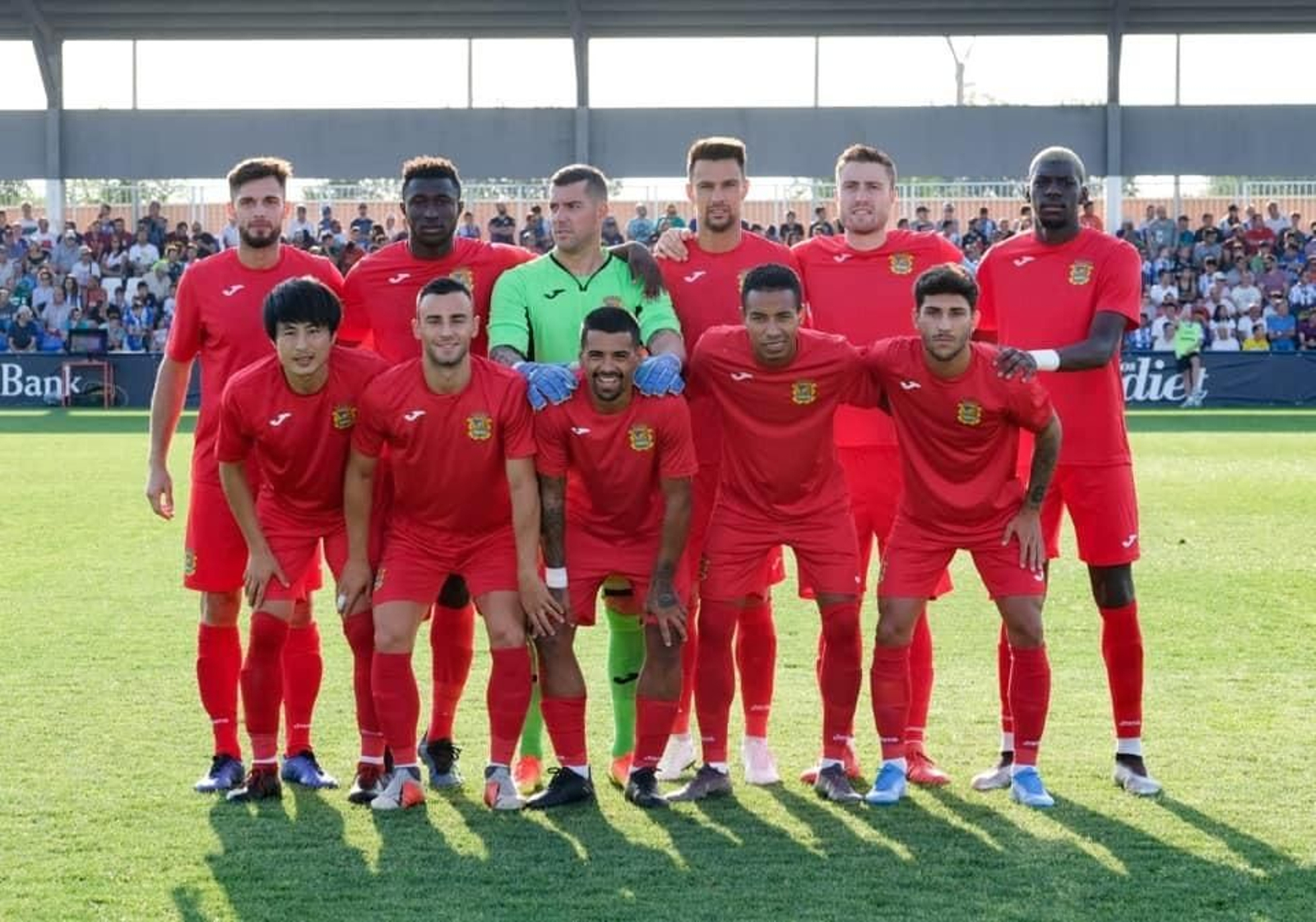El conjunto de Baldomero Hermoso 'Mere' aún no ha presentado oficialmente las camisetas de su estreno en Segunda División. Sí sabemos que serán de la marca Joma, que ya vistió al equipo madrileño la pasada temporada. El Fuenlabrada ha disputado sus primeros amistosos utilizando una equipación alternativa de color rojo, aunque su primera indumentaria será completamente azul.