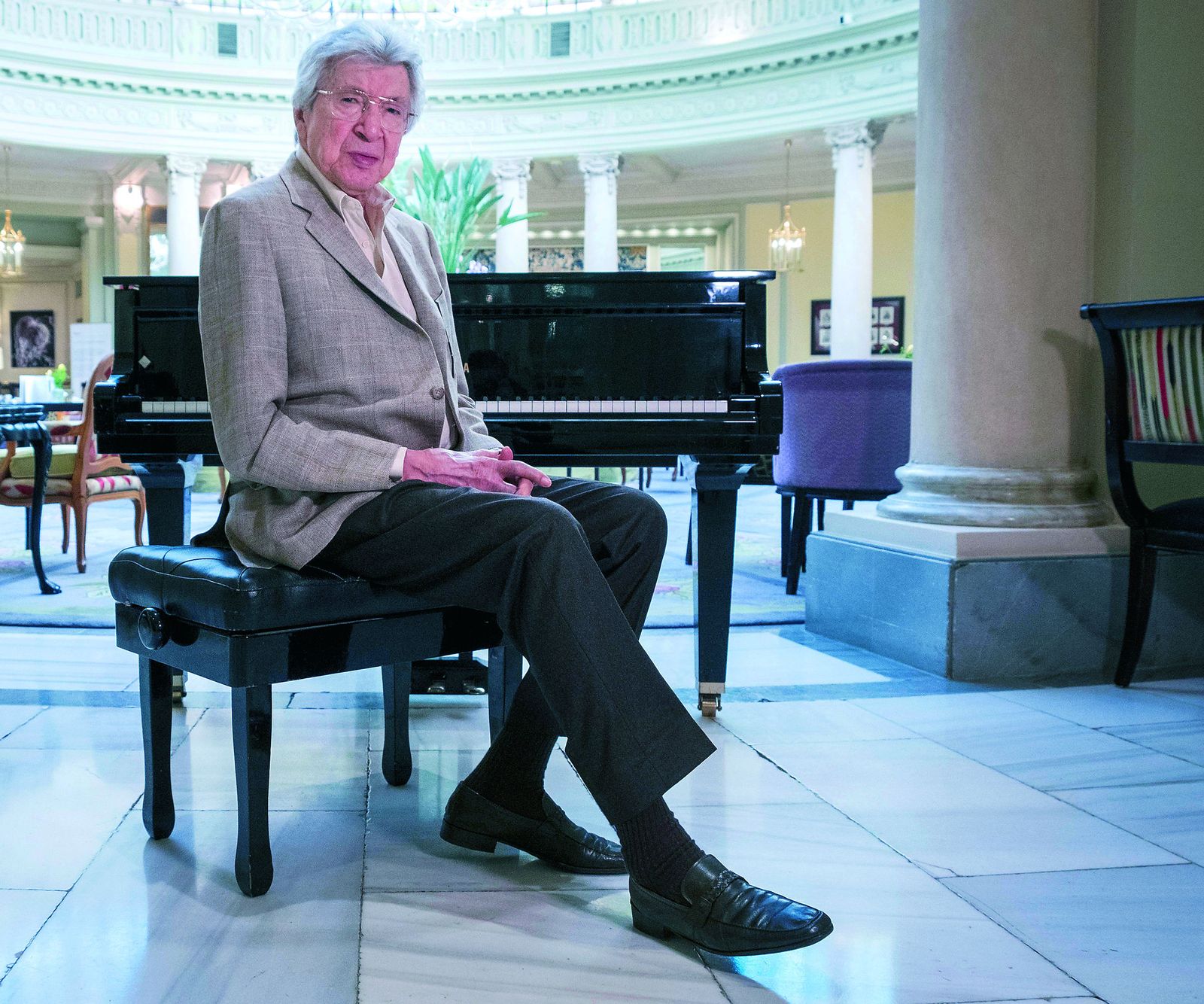 Manuel Alejandro, ante un piano en el Hotel Ritz de Madrid el pasado mes de febrero durante la entrevista concedida a este Diario.