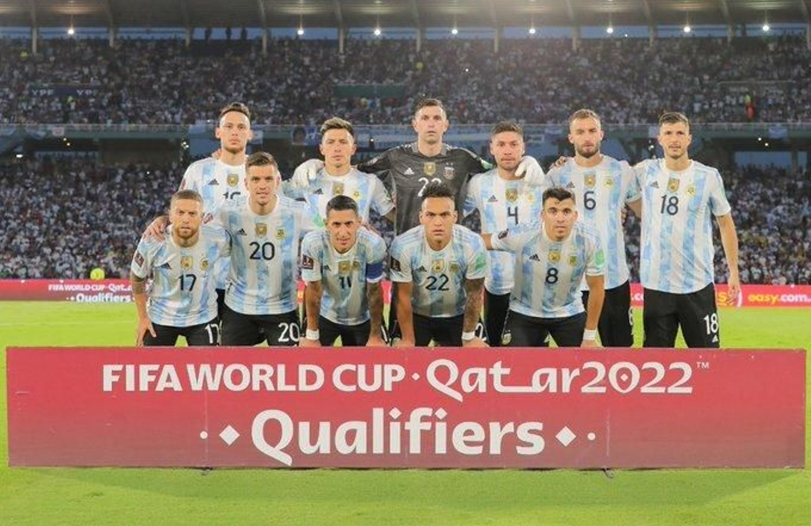 Guido y Pezzella posan juntos con el resto de compañeros antes del Argentina-Colombia.