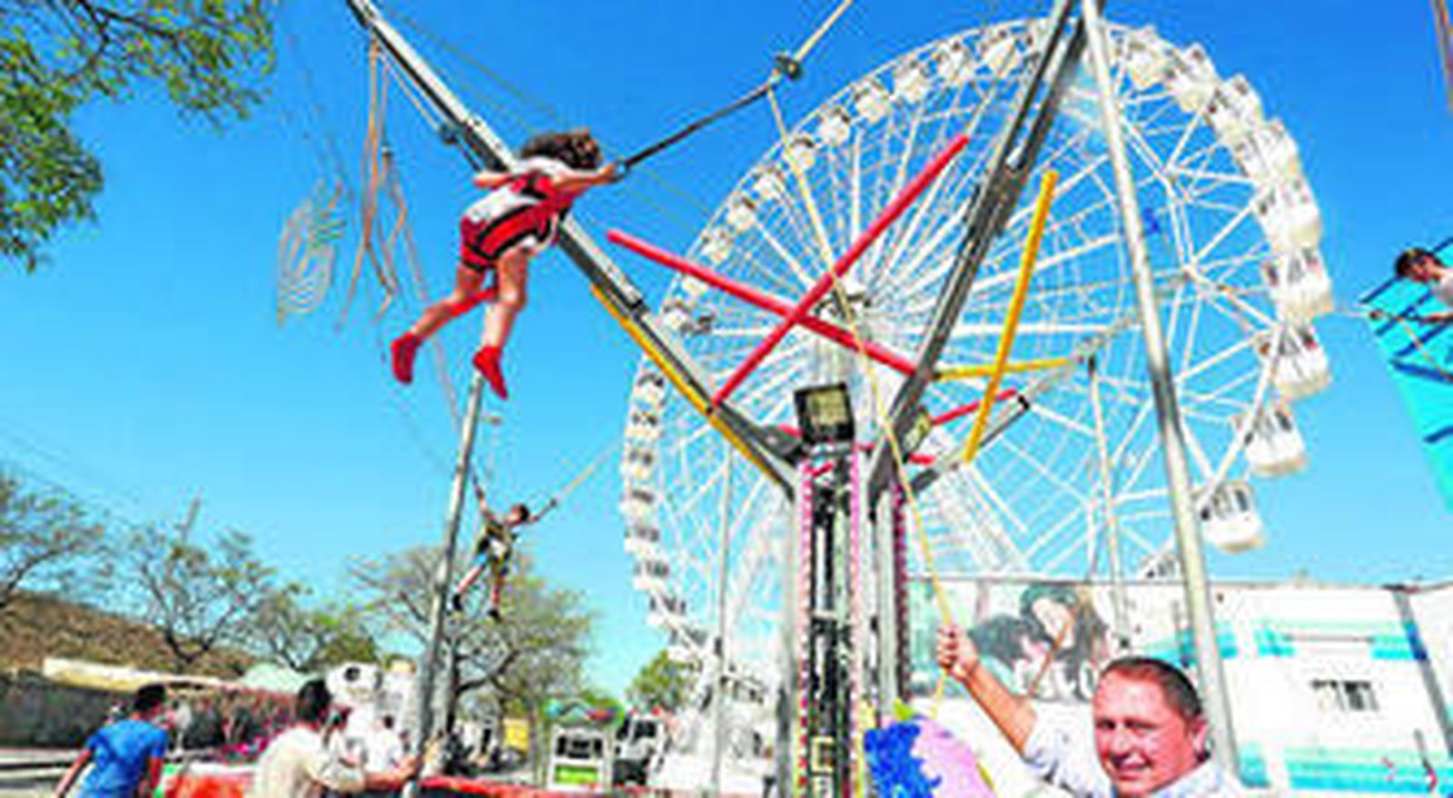 Martes de bullicio en los cacharritos