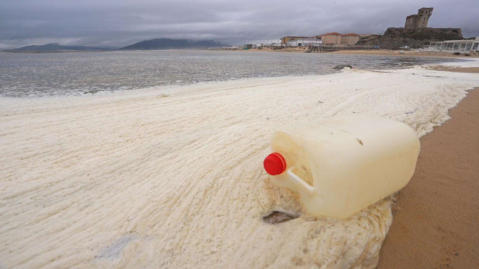 Fotos de la marea alta en la playa de Los Lances