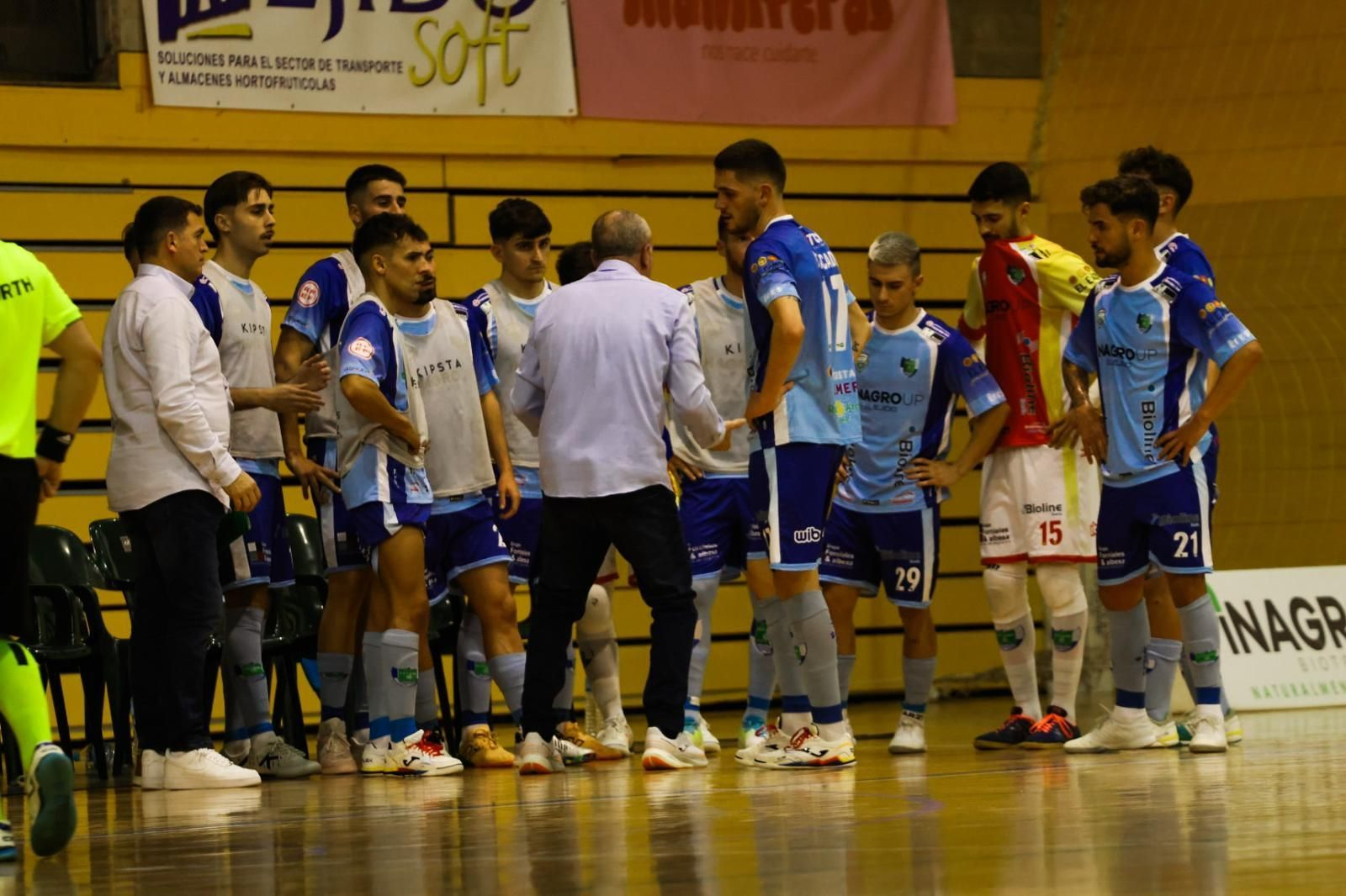 Los celestes atienden las indicaciones de su técnico durante un tiempo muerto en un encuentro disputado en casa.