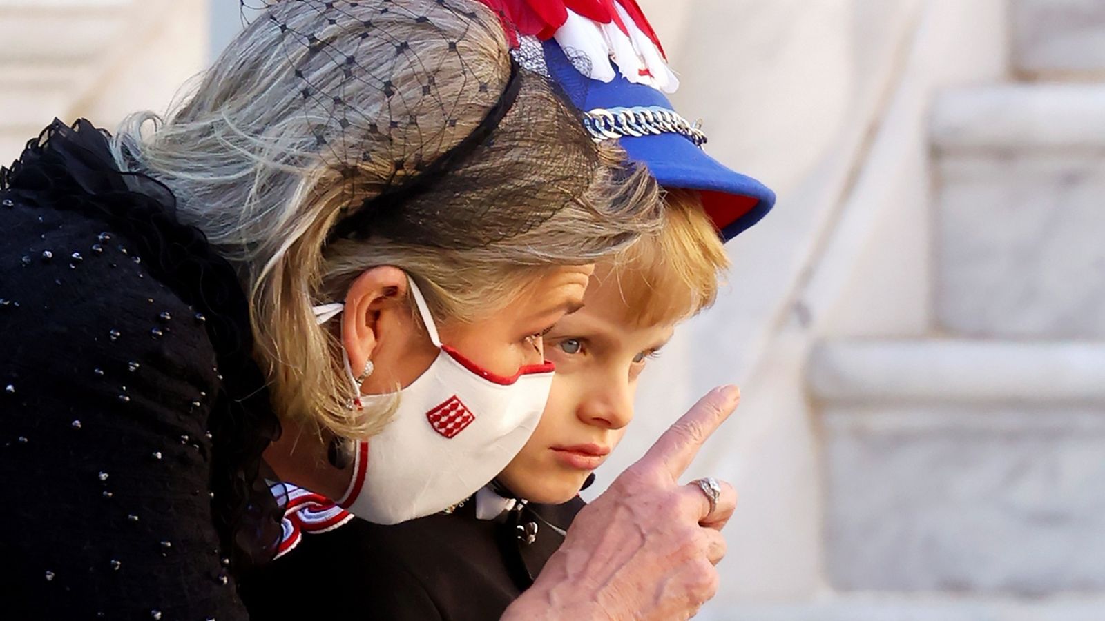 Carolina charla con su sobrino Jacques, hijo del príncipe Alberto.