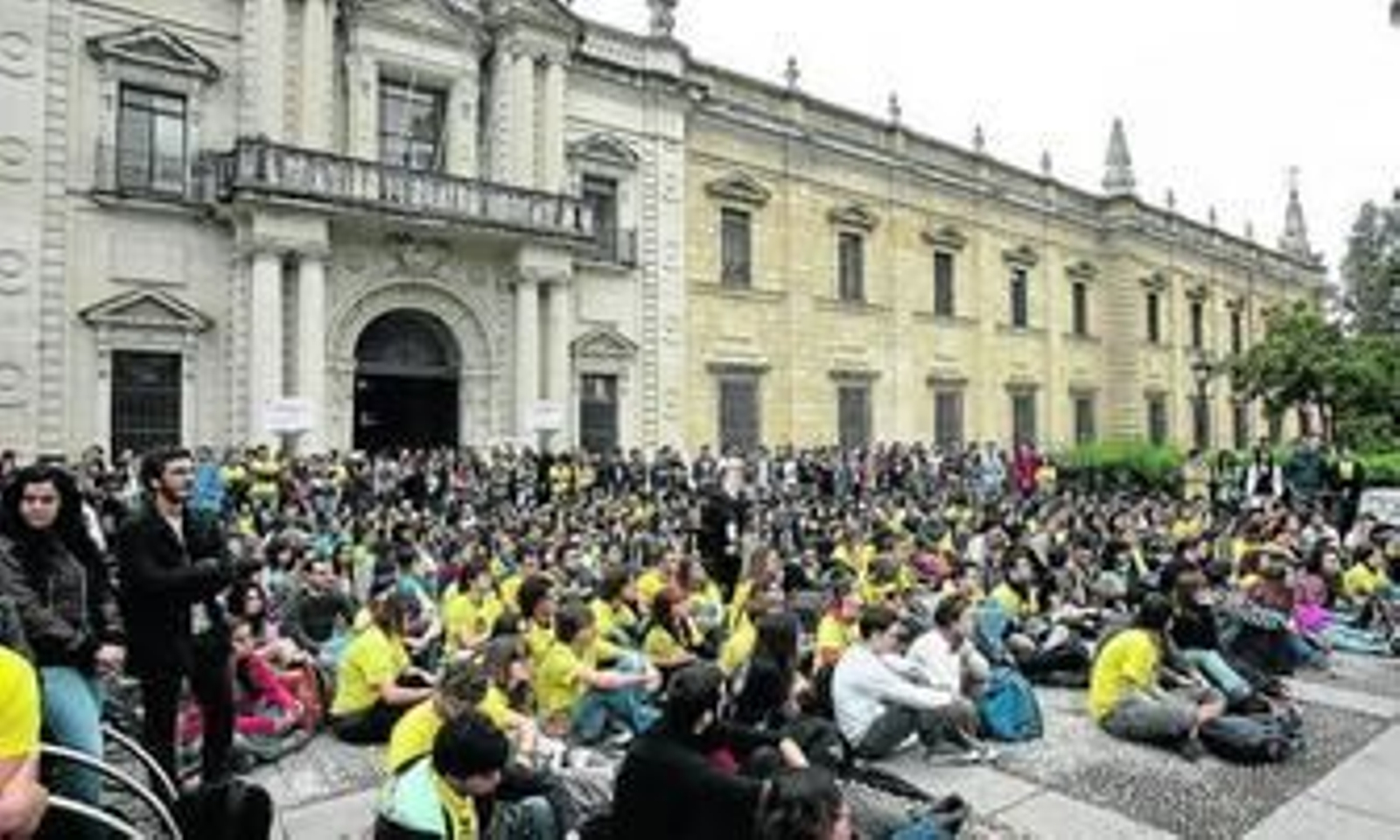 Estudiantes de la Universidad de Sevilla en una movilización contra los recortes del Gobierno, en la Fábrica de Tabacos.