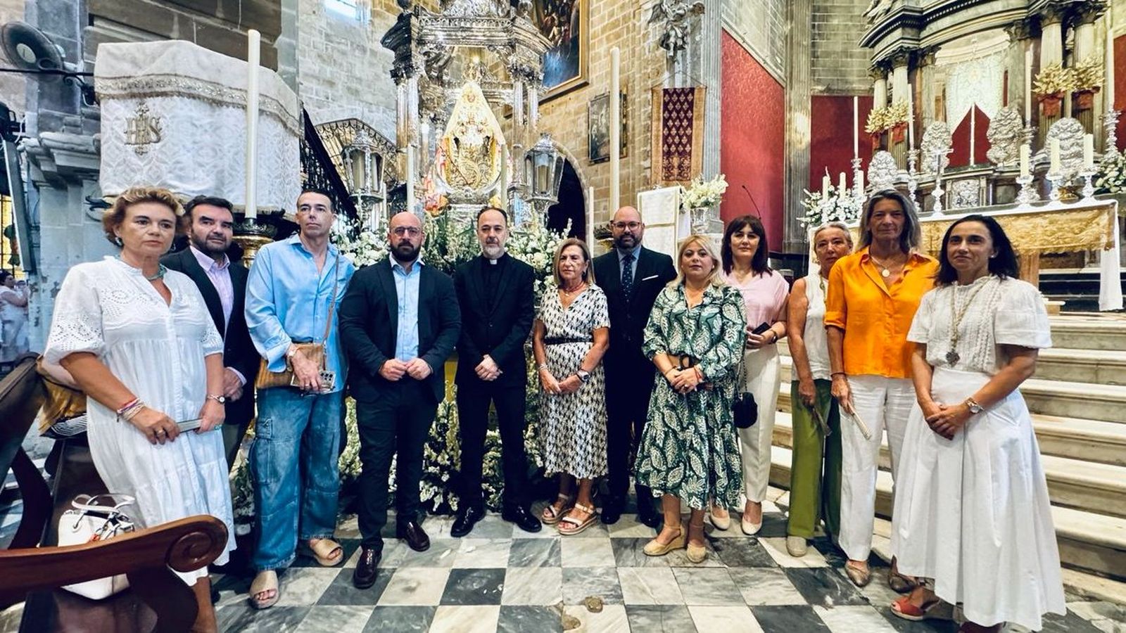 Algunos de los concejales de la Corporación ue han asistido a la ofrenda con el párroco y la hermana mayor.