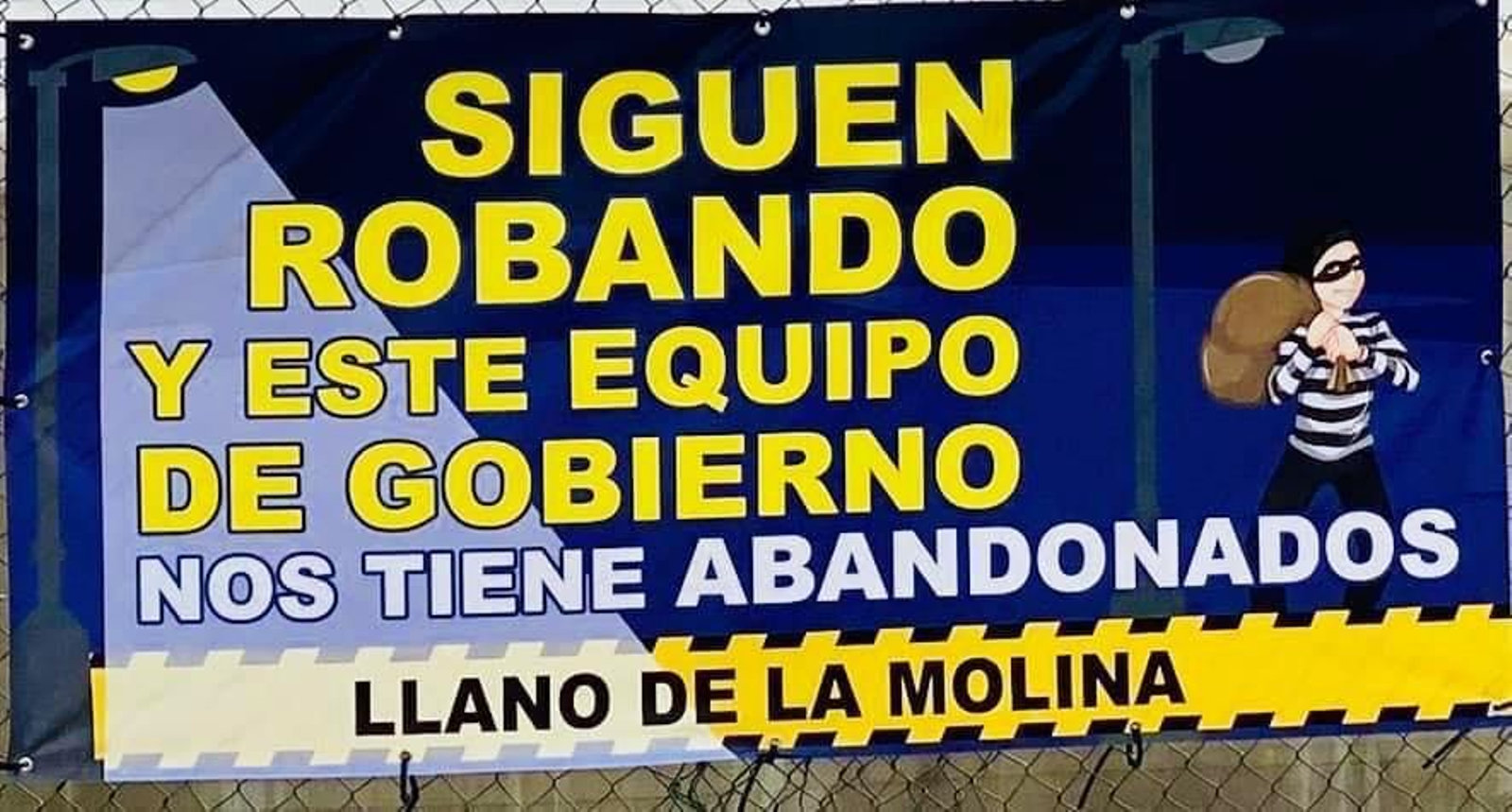 Cartel protesta confeccionado por los vecinos del Llano de La Molina, fuera del Plan de Iluminación.