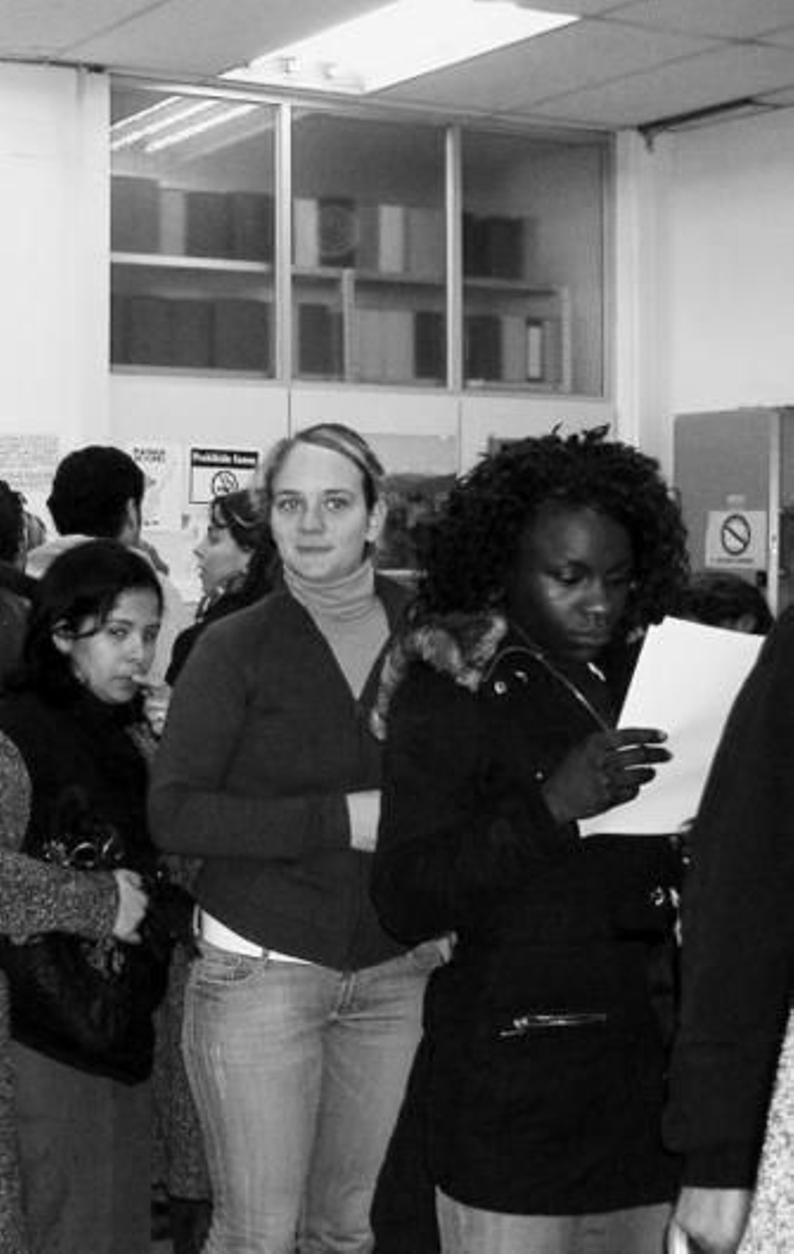 Solicitantes de información, ayer, en la delegación de Obras Públicas.