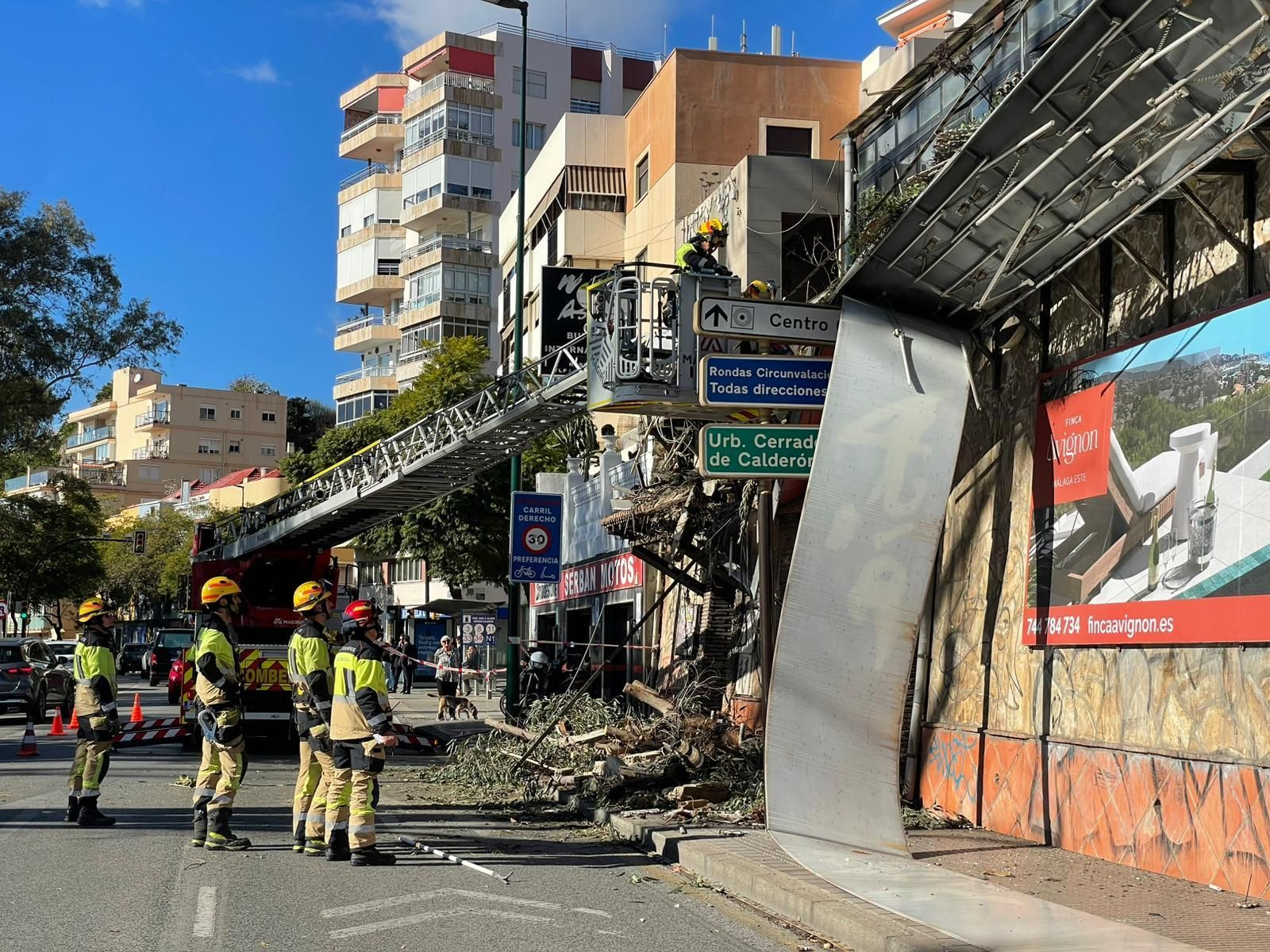 Destrozos por un árbol caído en un edificio de la Avenida del Pintor Joaquín Sorolla (Málaga)