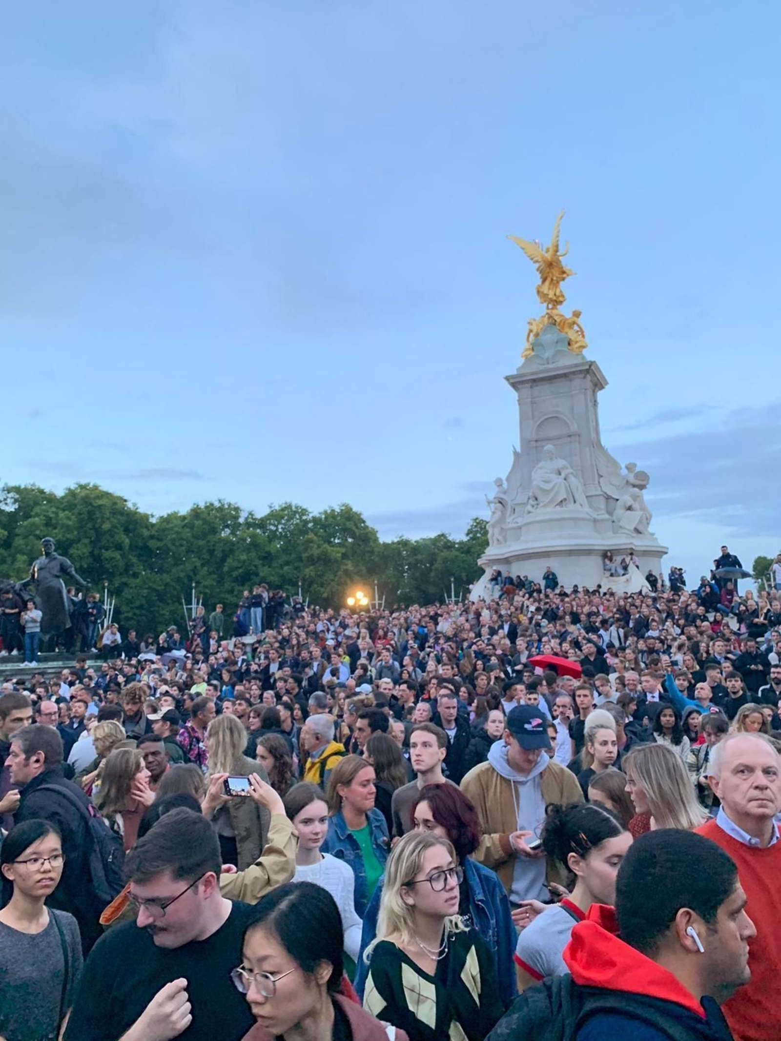 Los británicos acuden a Buckingham Palace tras el anuncio de la muerte de Isabel II