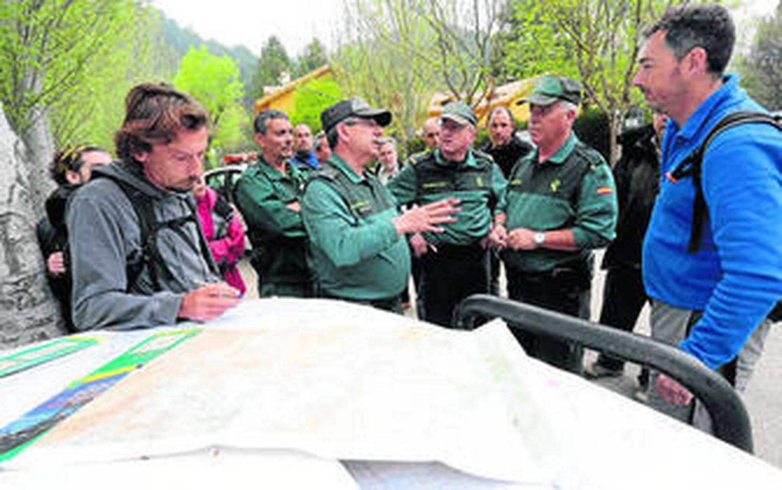 Integrantes del operativo de búsqueda del menor, ayer antes de que apareciera el cadáver.