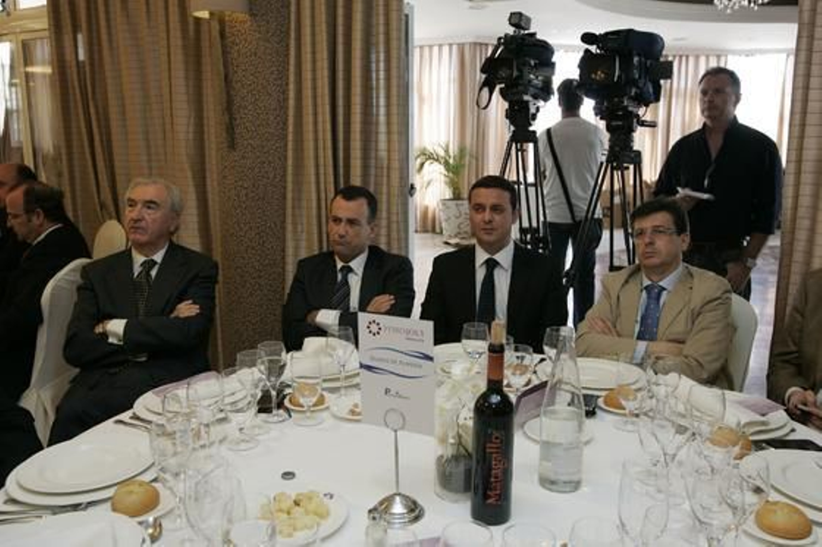 Juan Megino, teniente alcalde del Ayuntamiento de Almería, Pablo Venzal, concejal, Javier Aureliano García, secretario general del PP Almería, y Juan José Matarí, diputado nacional del PP.

Foto: J. Alonso/ R. Gonzalez