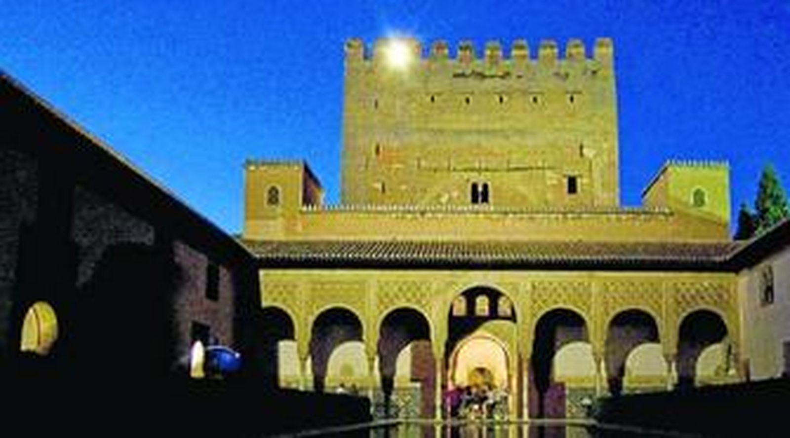 Las visitas nocturnas de la Alhambra amplían su itinerario, con el acceso a las habitaciones de Irving y un sensacional mirador.