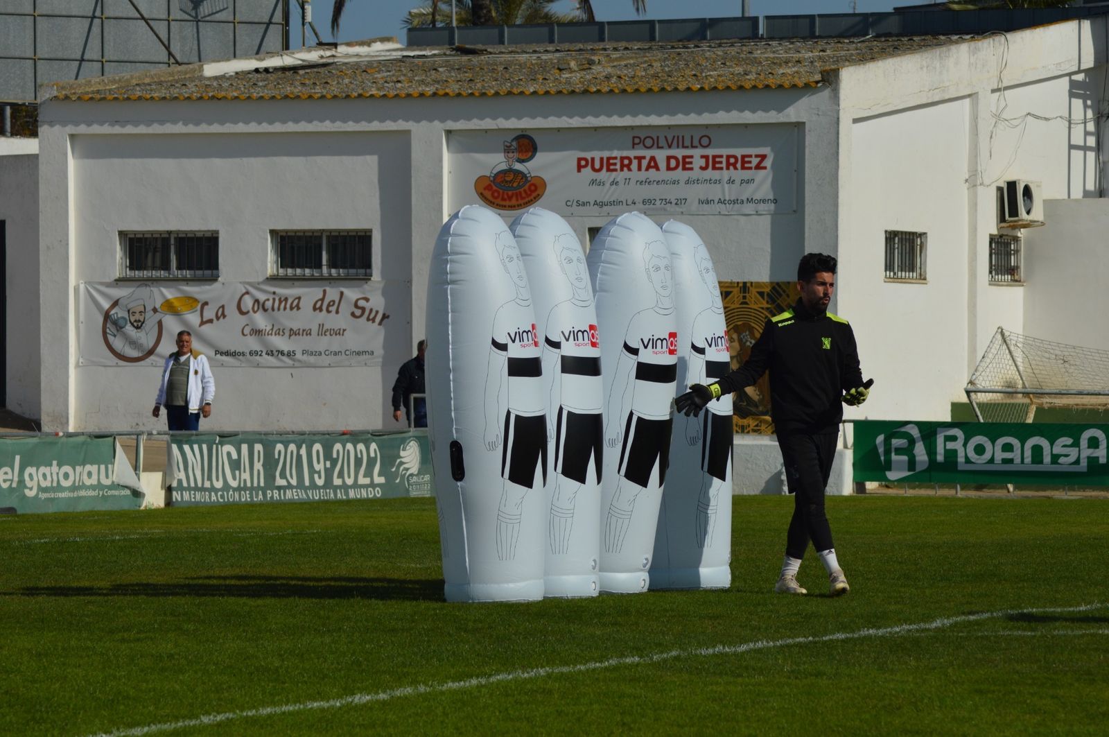 Isma Gil, colocando la barrera en un entrenamiento en El Palmar.
