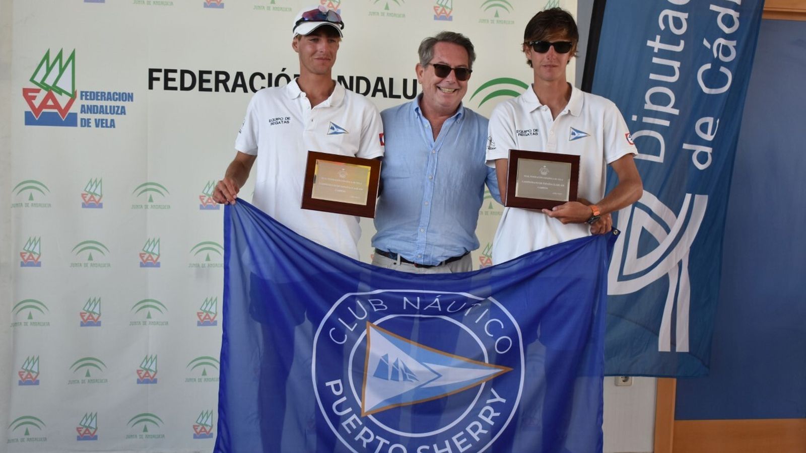 Los hermanos Flethes posan con sus placas junto a Paco Coro.