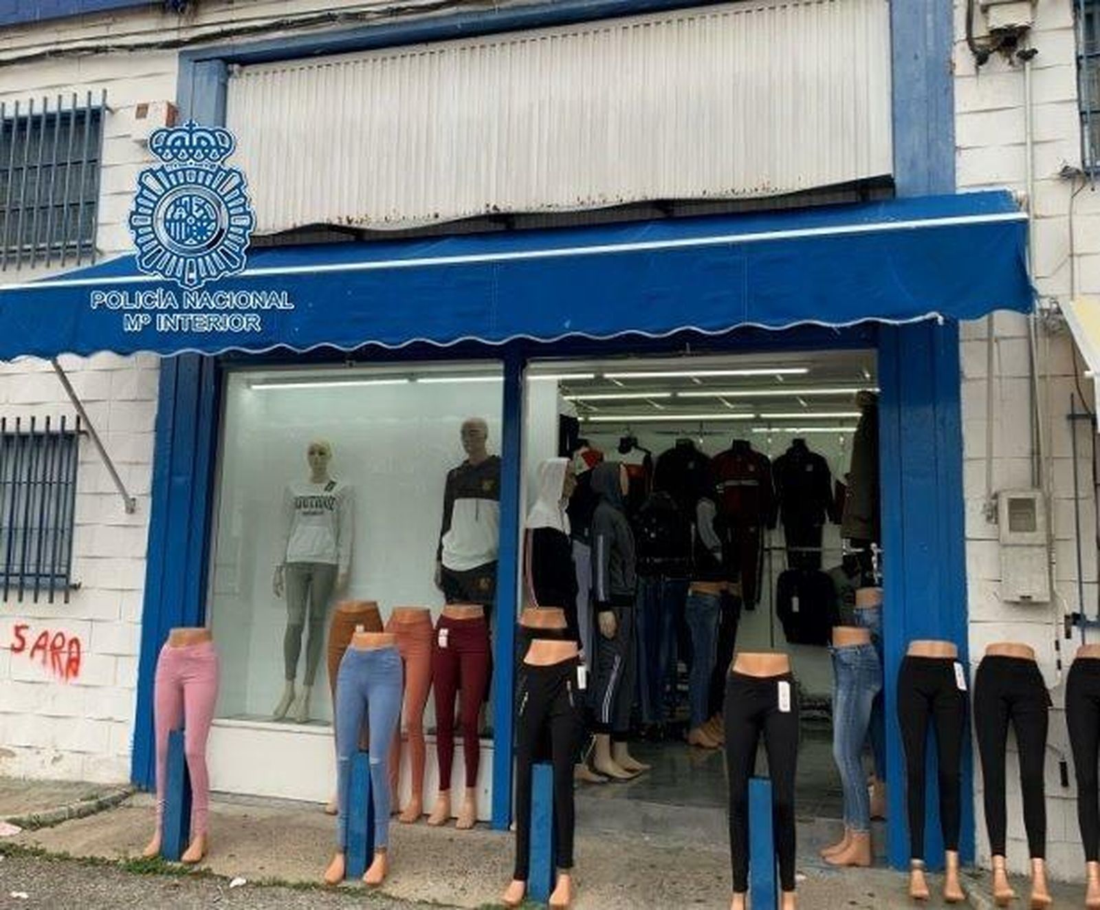 Una de las naves registradas por la Policía Nacional con la ropa expuesta en la puerta.