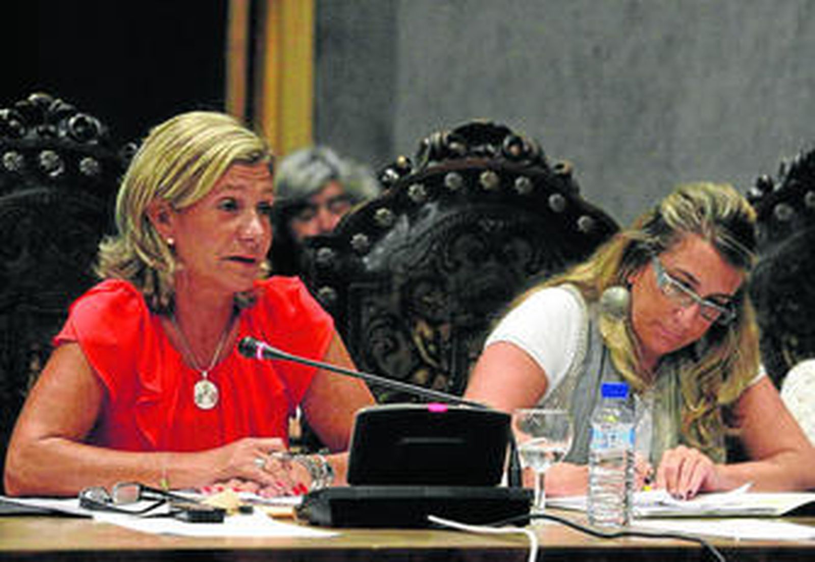 Las concejales del PP Maite García Mellado e Inmaculada Olivero, durante el pleno ordinario de septiembre.