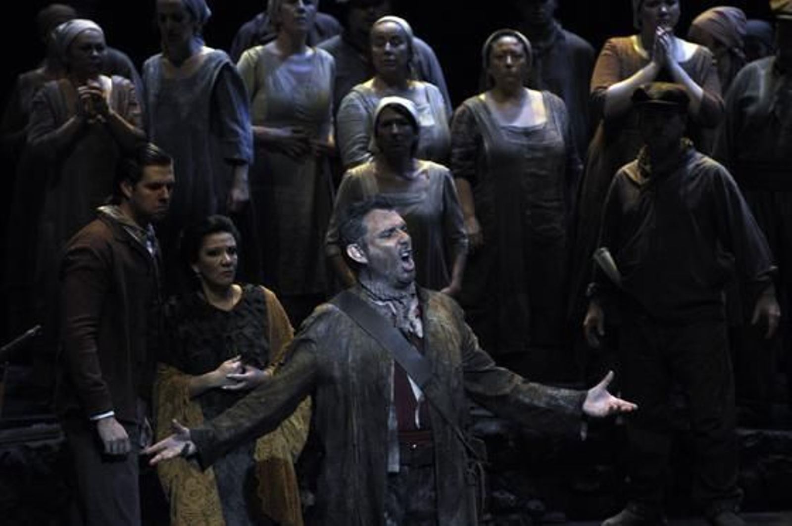 Imágenes del ensayo general de 'El gato montés' en el Teatro de la Maestranza. / Manuel Gómez