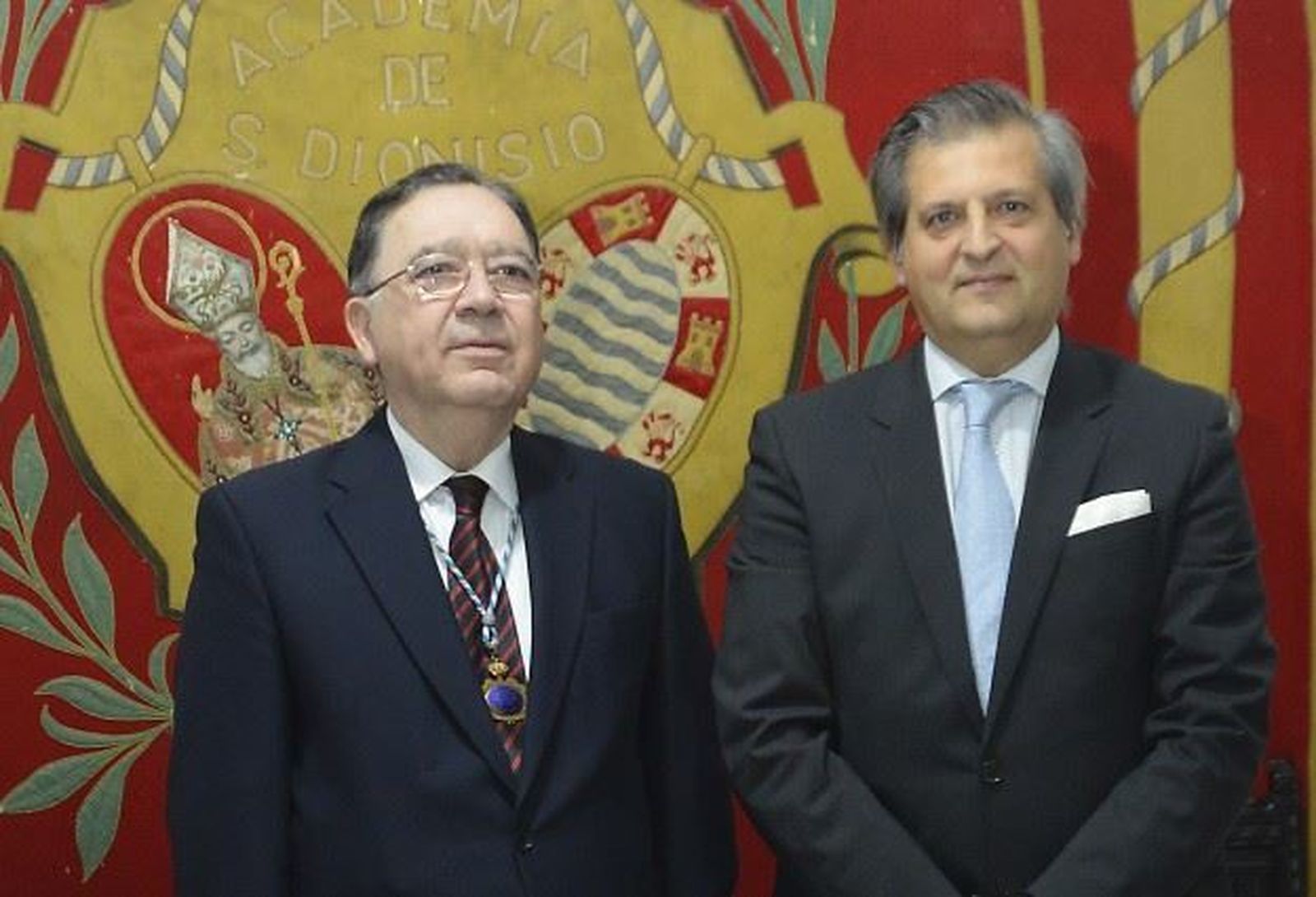 Jesús Medina García de Polavieja (d), junto al presidente de la Academia, Joaquín Ortiz Tardío.