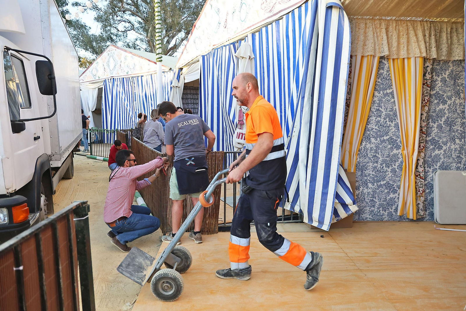 Imágenes de los últimos preparativos de la Feria de otoño y del caballo 2025
