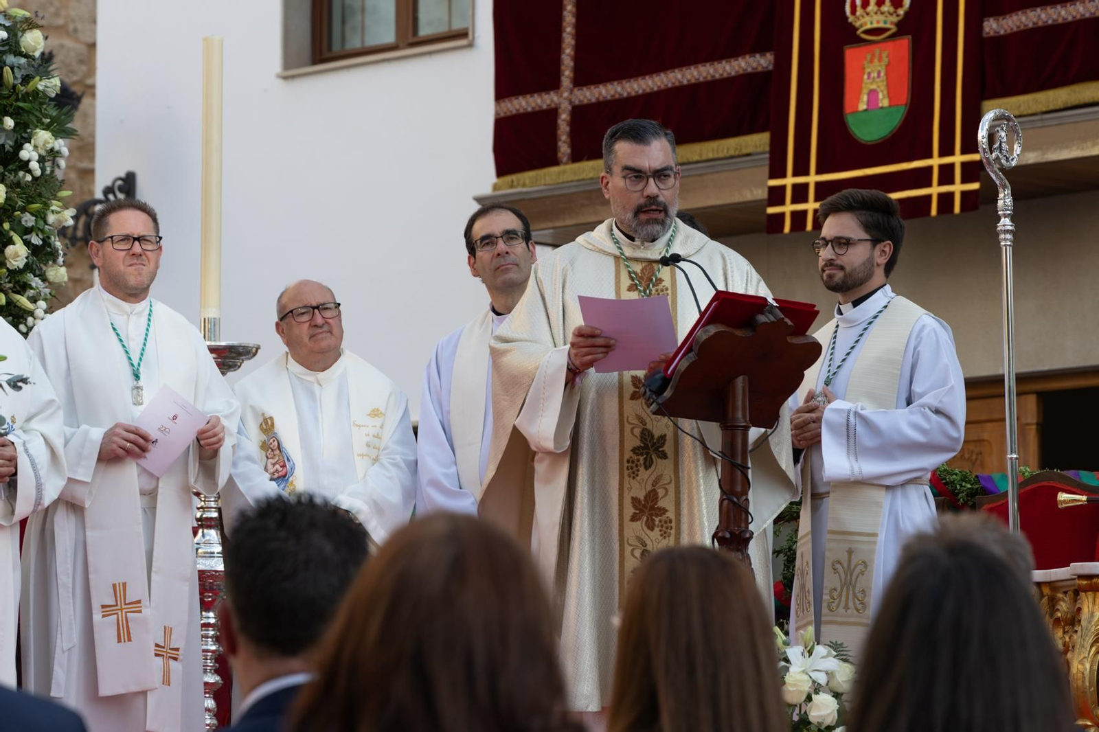 Santa Ana, patrona de Torredelcampo, recibe el bastón de mando como Alcaldesa Perpetua.