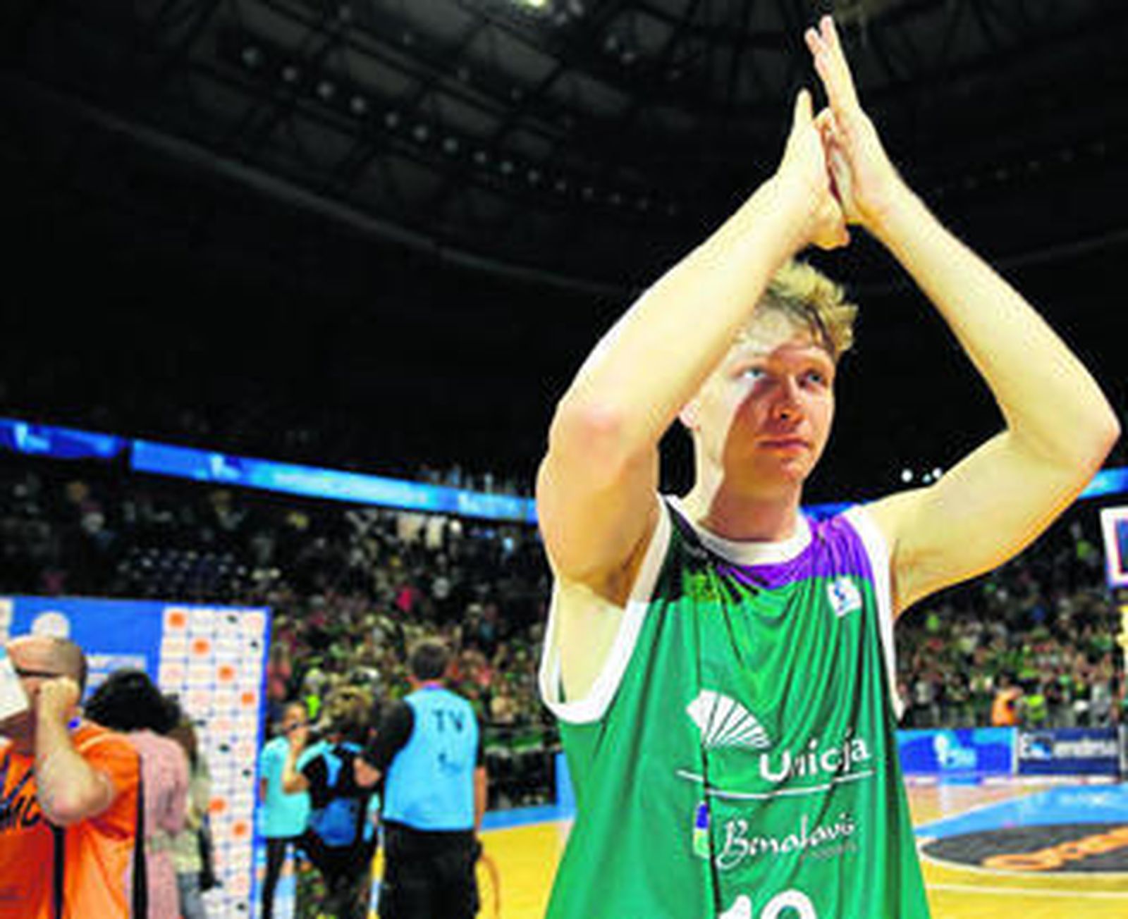 Mindaugas Kuzminskas saluda a la afición tras la victoria ante el Real Madrid.
